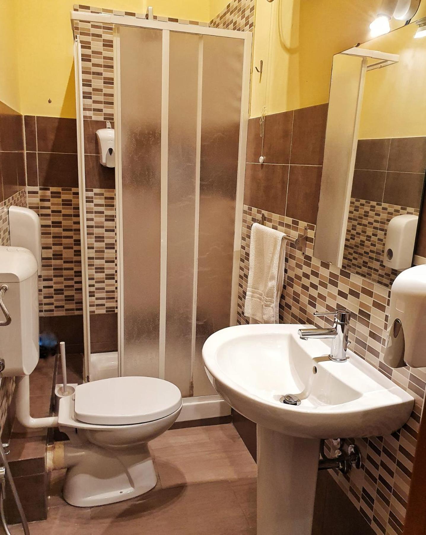 Double Room with Private External Bathroom - Photo 4
