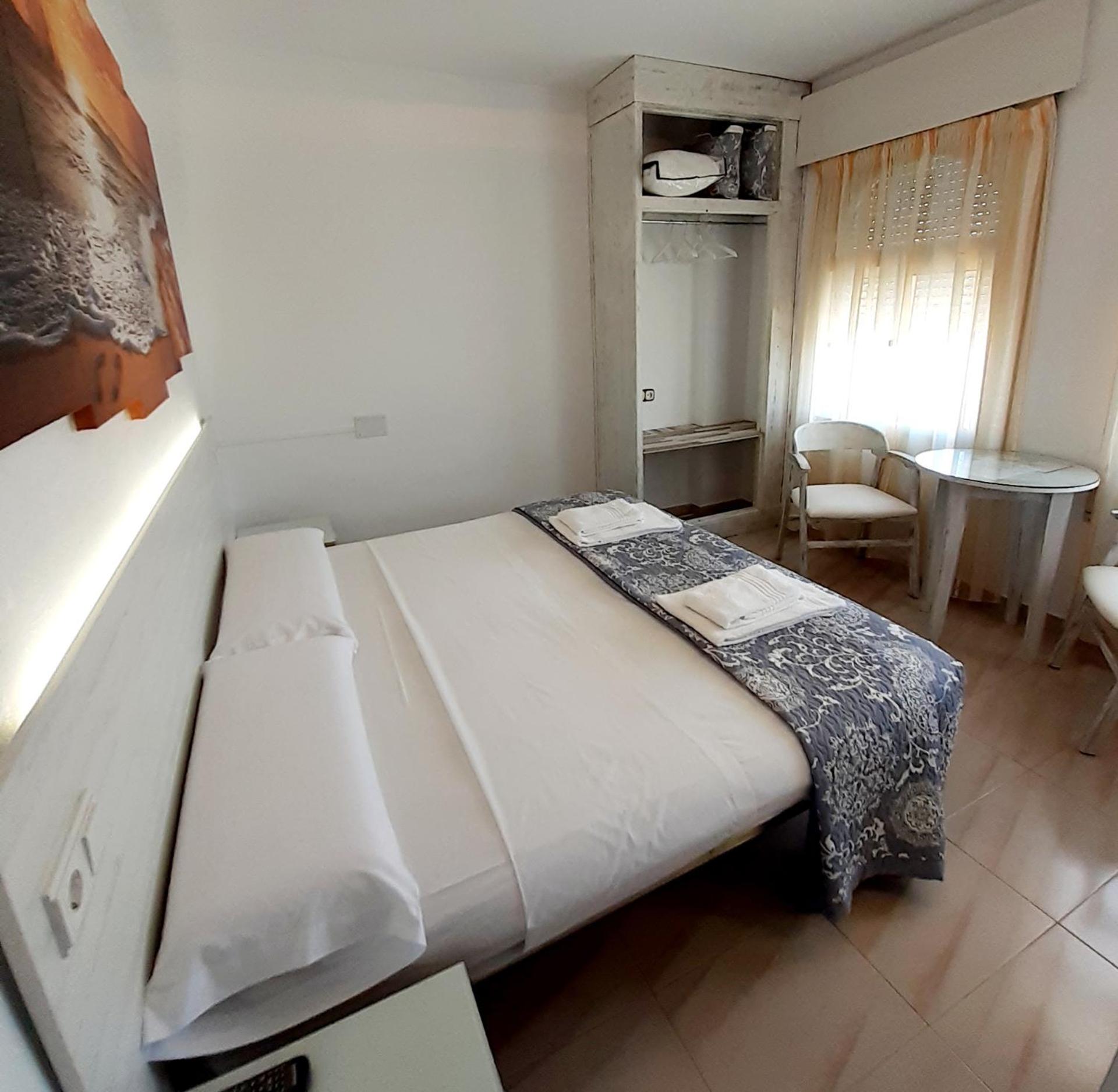 Double or Twin Room - Photo 5