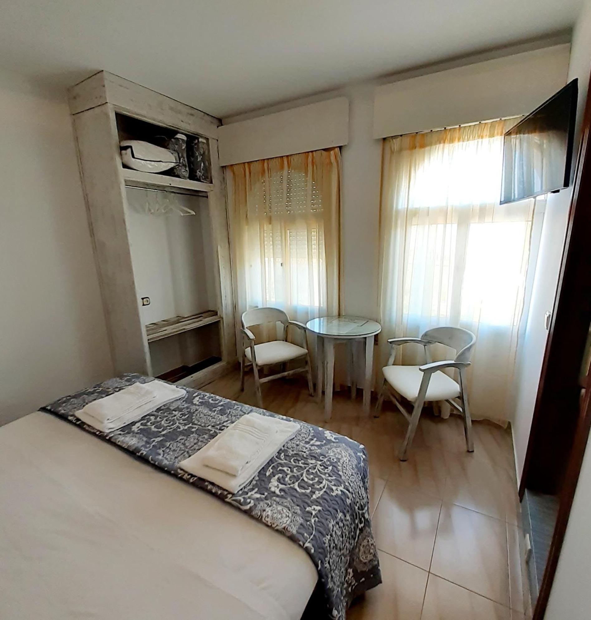 Double or Twin Room - Photo 4