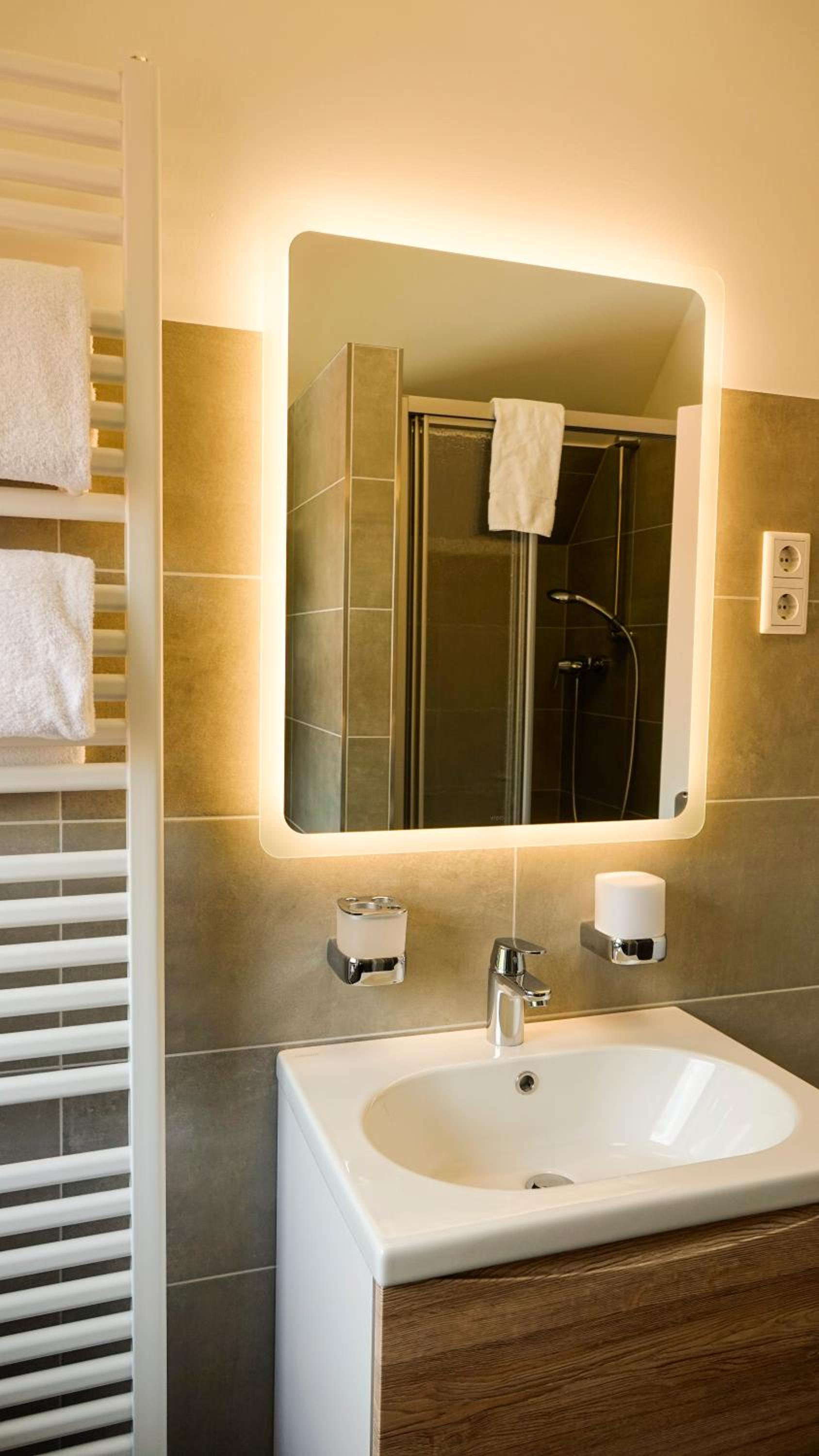 Single Room with Private Bathroom in Hallway