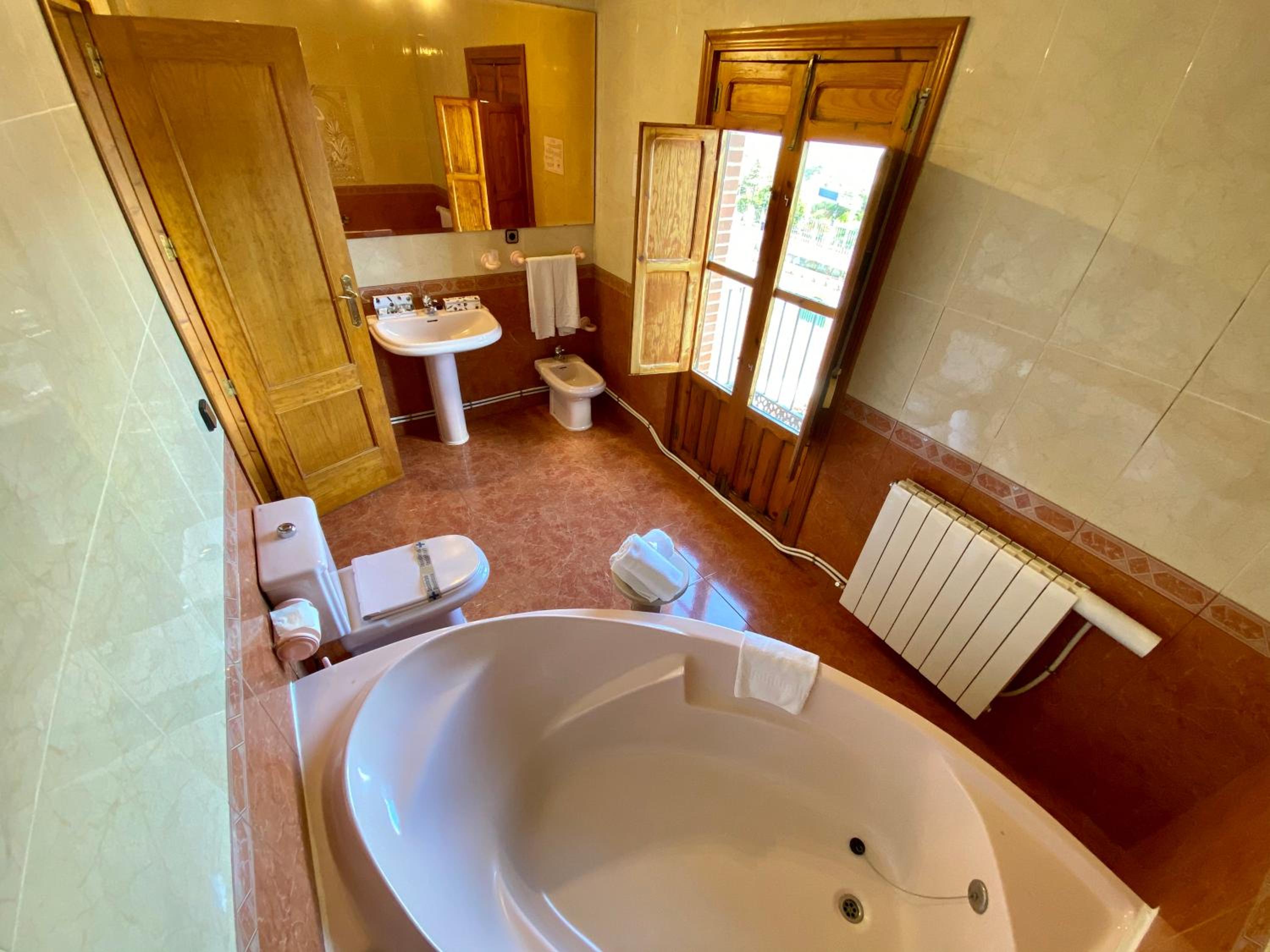 Double Room with Extra Large Bathtub photo 2
