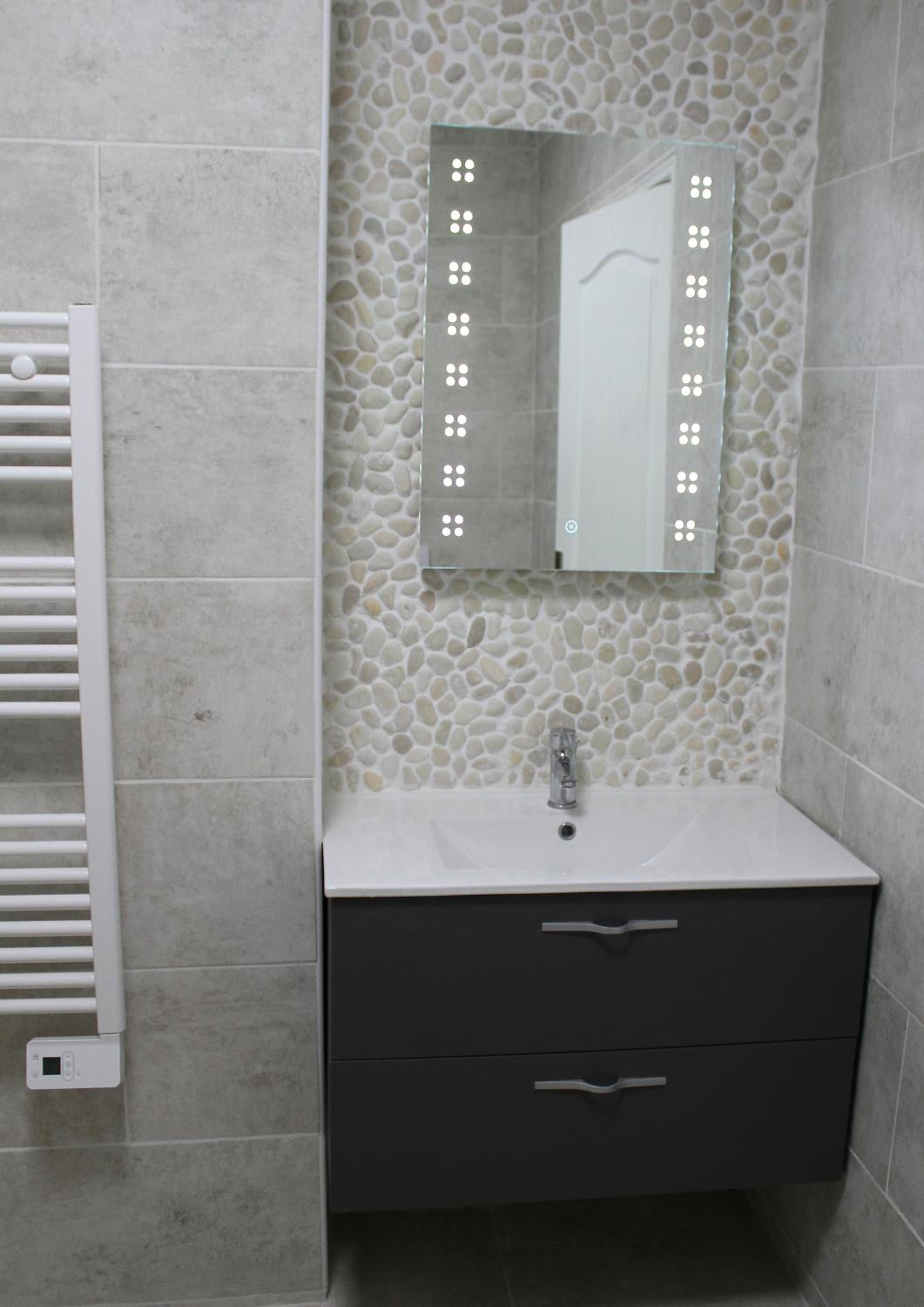 Family Room with Private Bathroom - Photo 3
