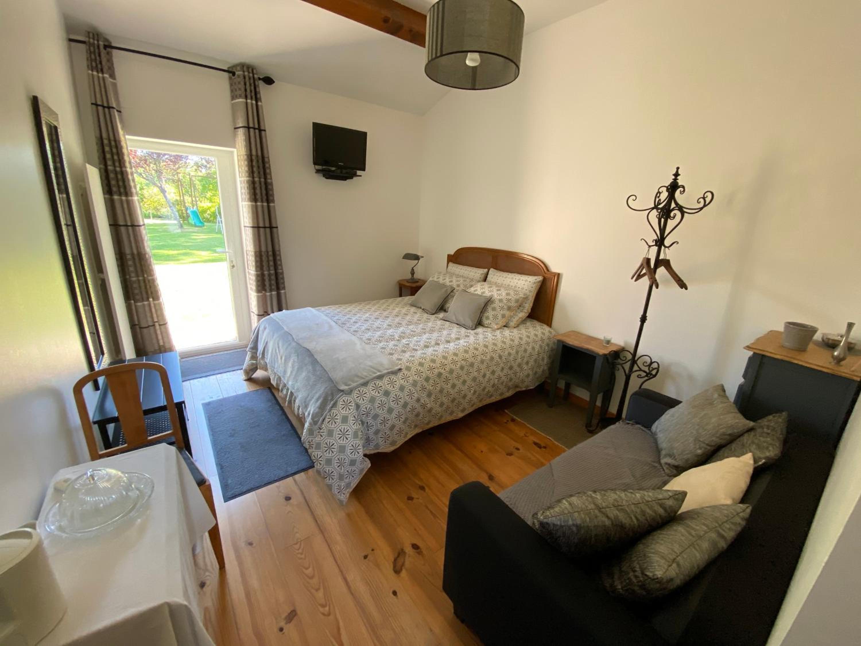 Double Room with Garden View - Photo 2