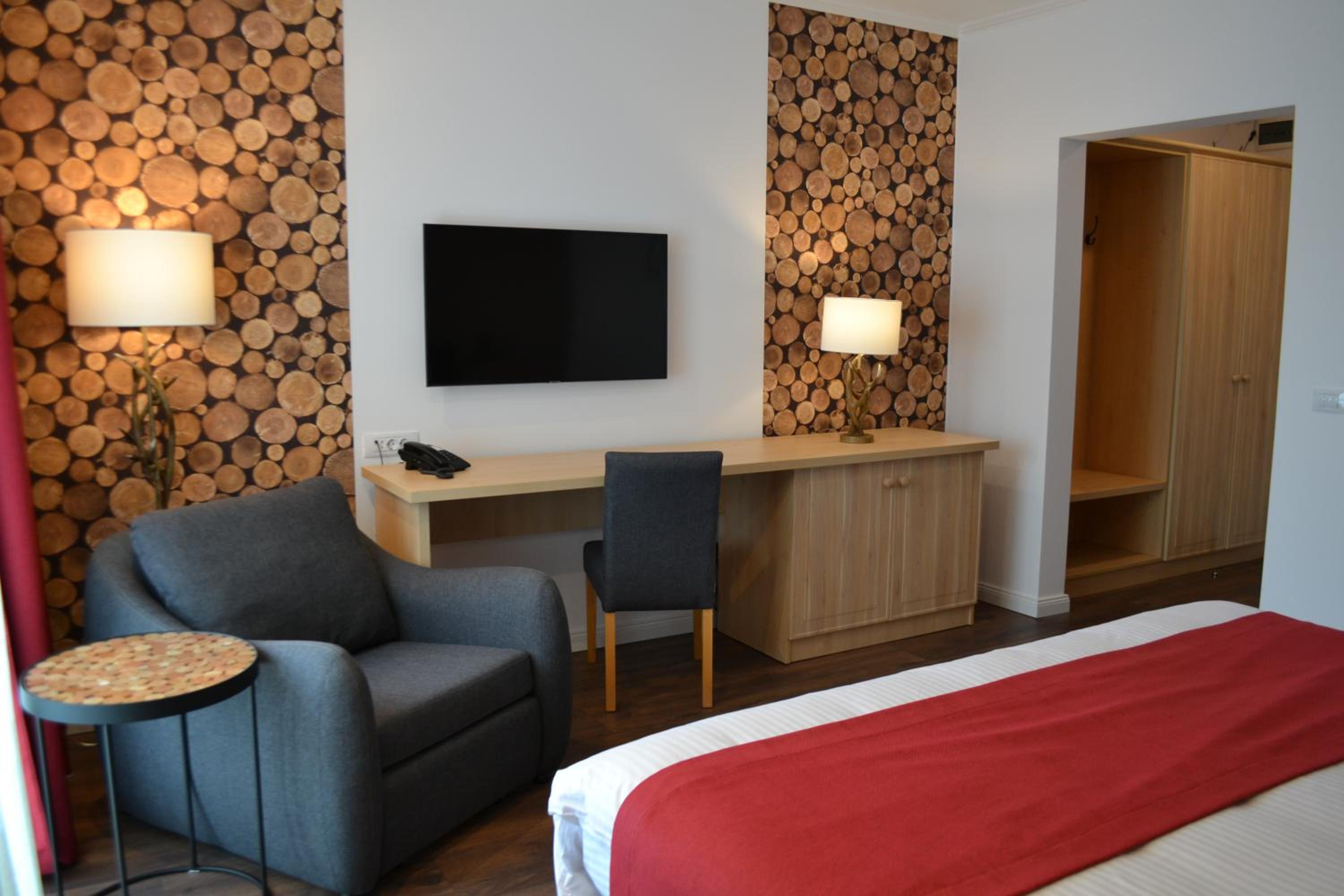 Deluxe Double or Twin Room with Balcony - Photo 12