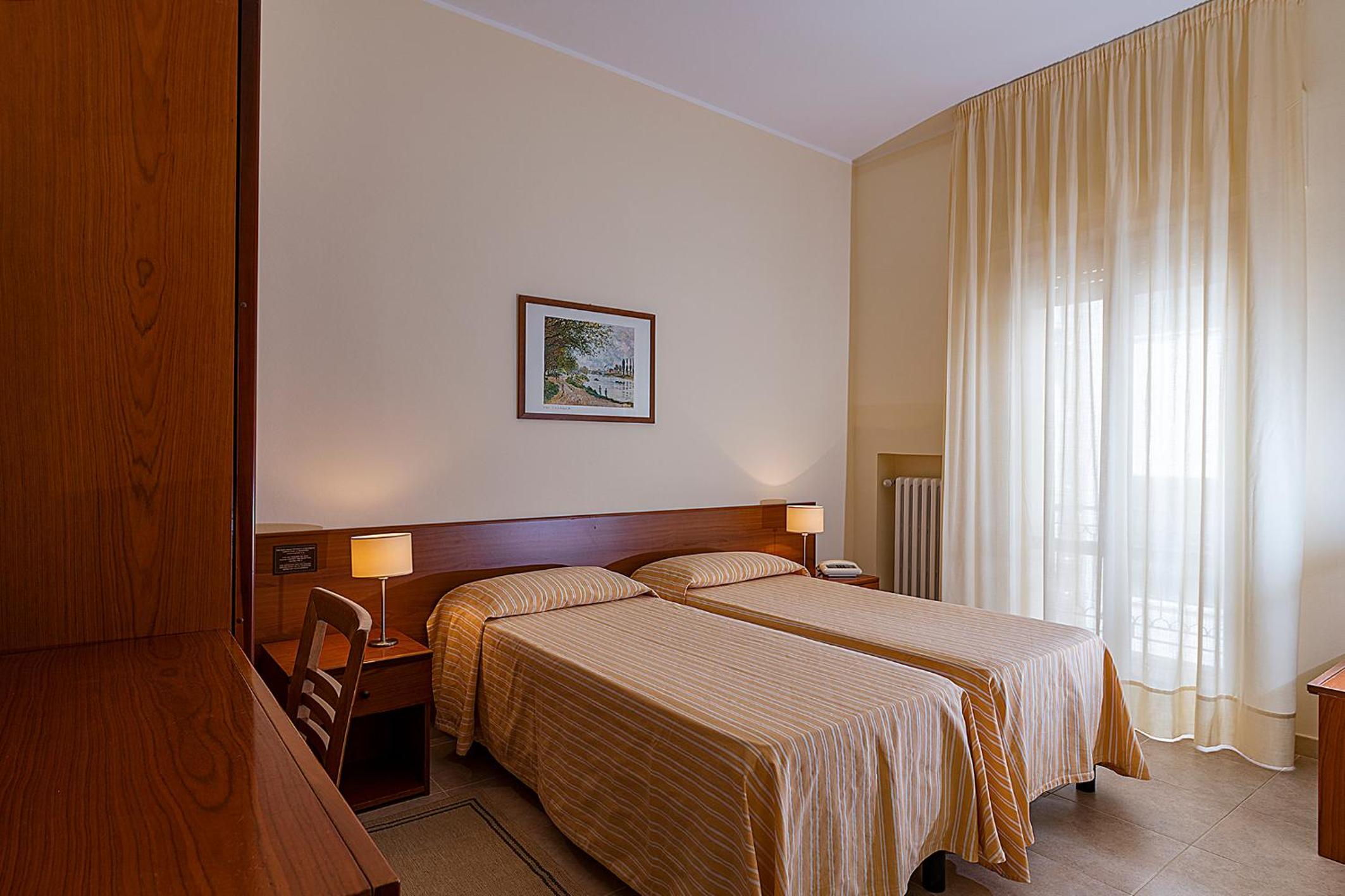 Standard Double or Twin Room - Photo 2