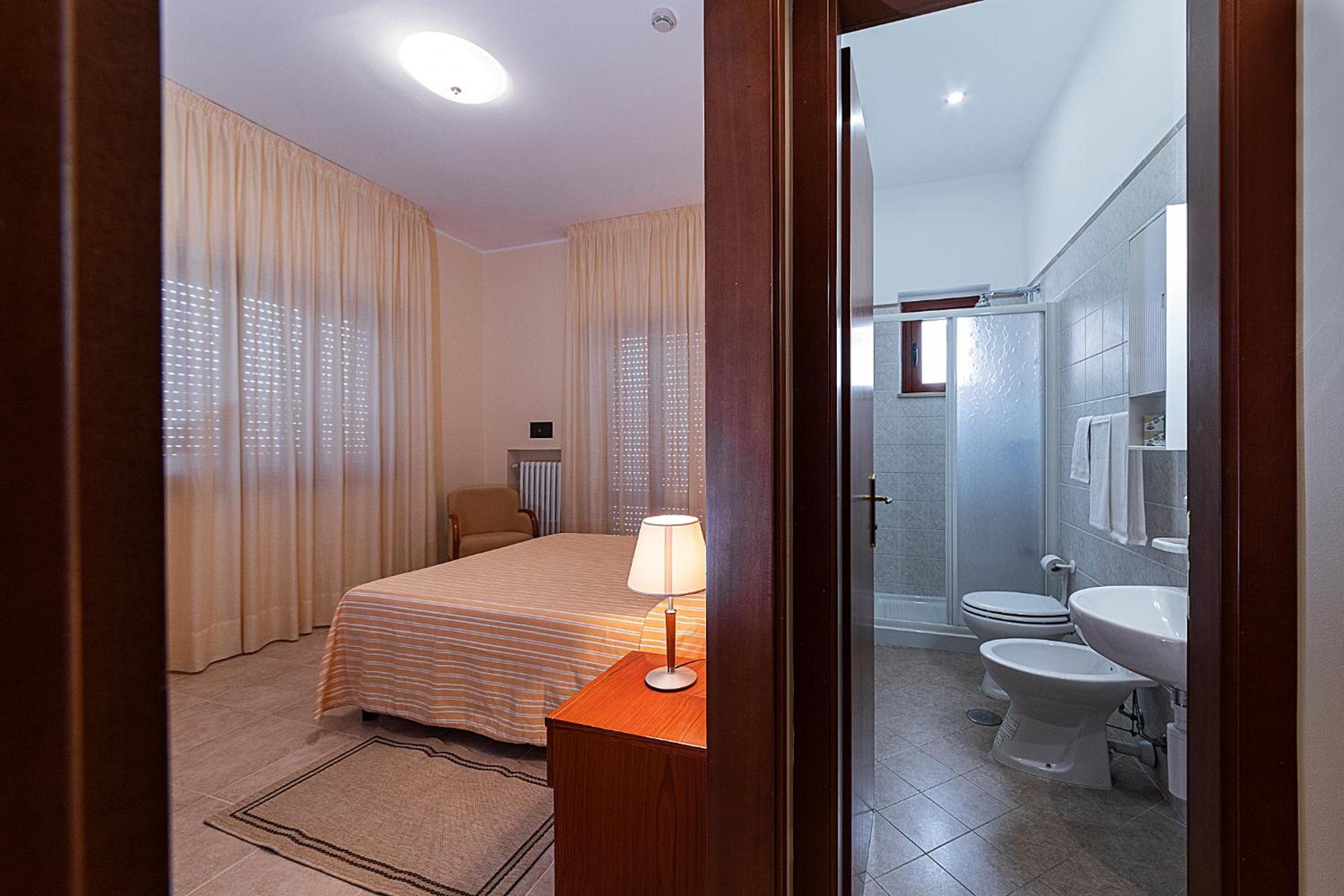 Standard Double or Twin Room - Photo 4