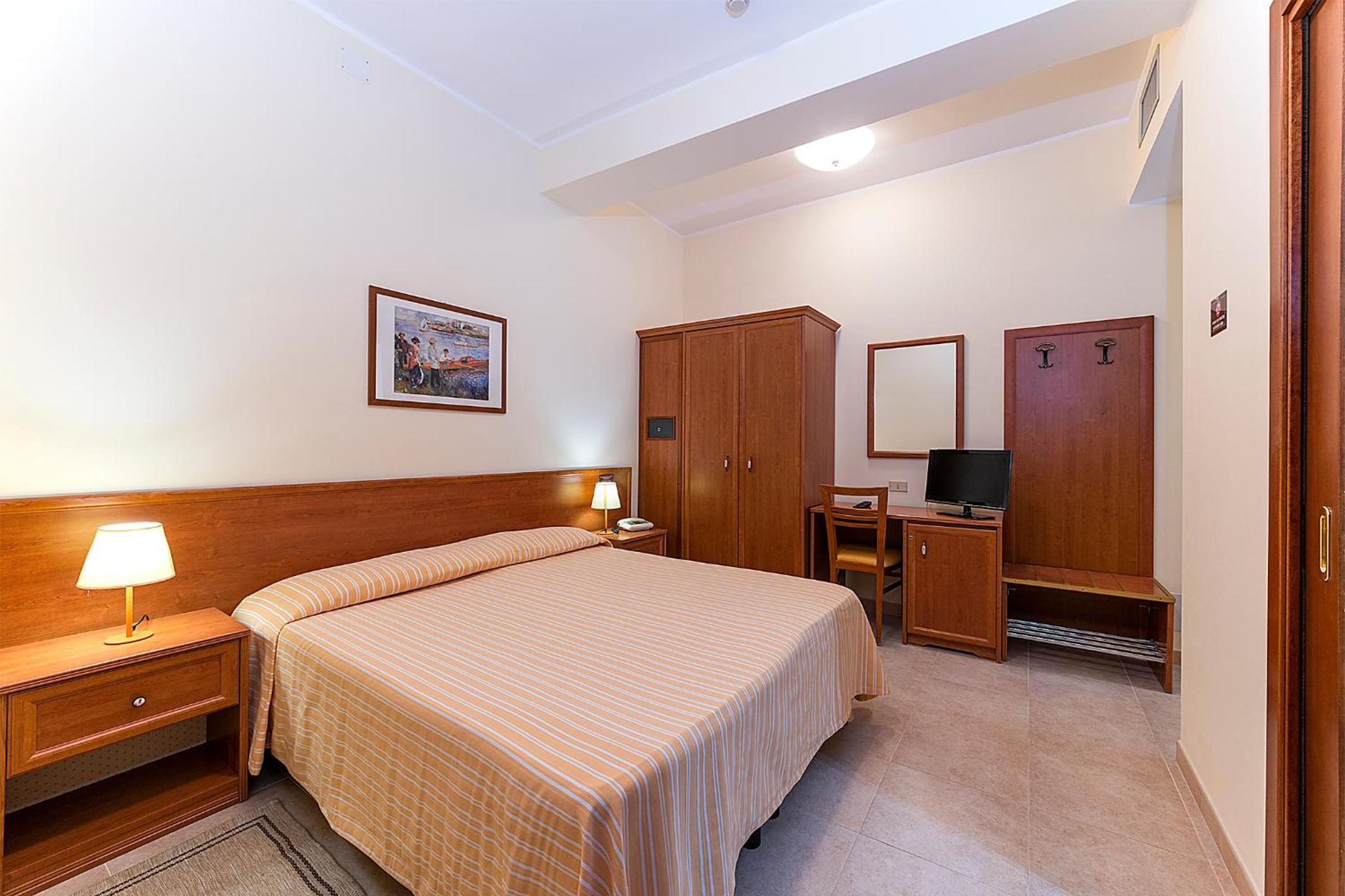 Standard Double or Twin Room - Photo 3