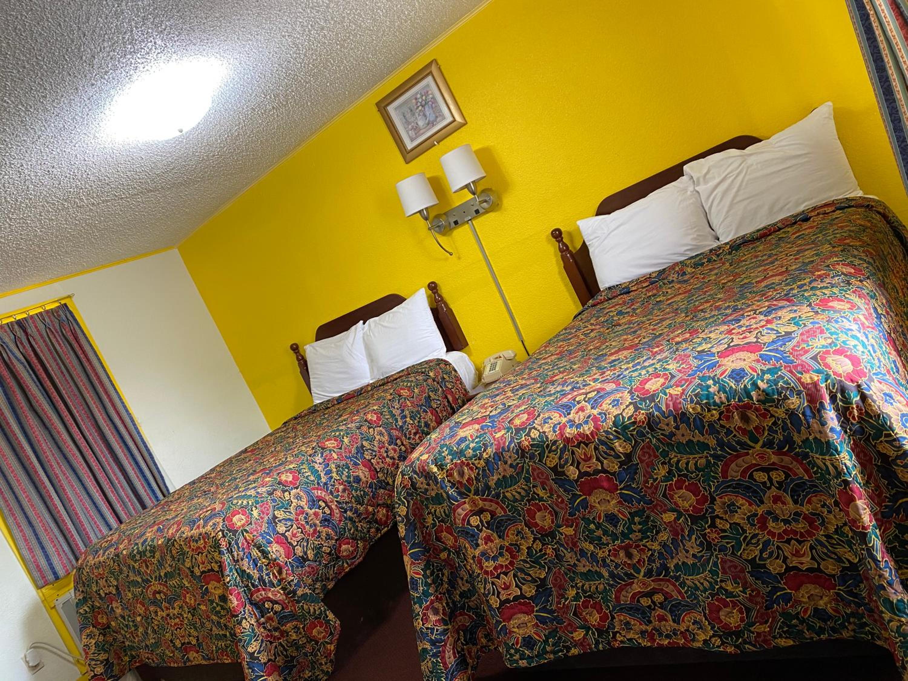 Double Room with Two Double Beds - Photo 2