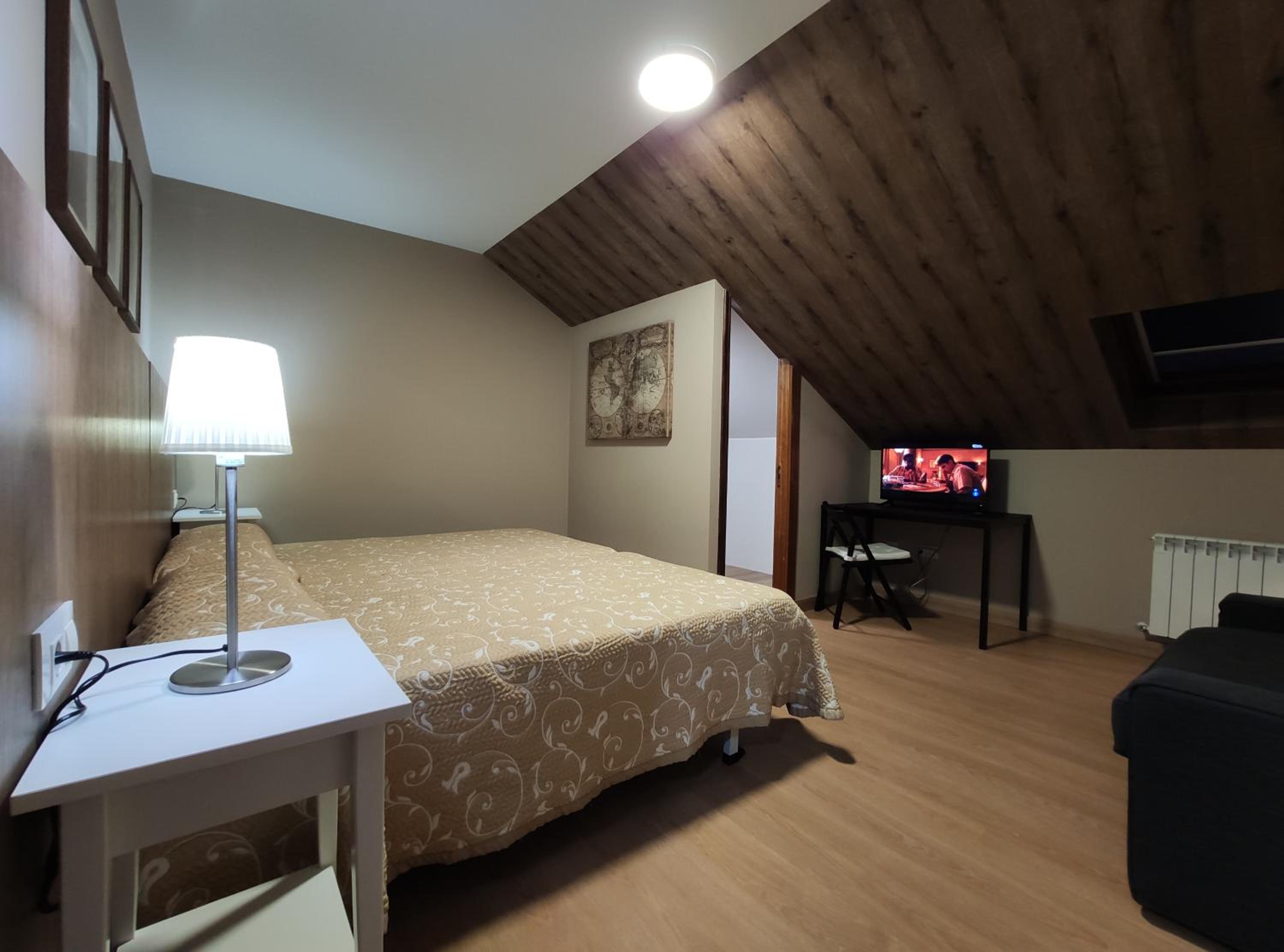 Standard Double or Twin Room - Photo 13
