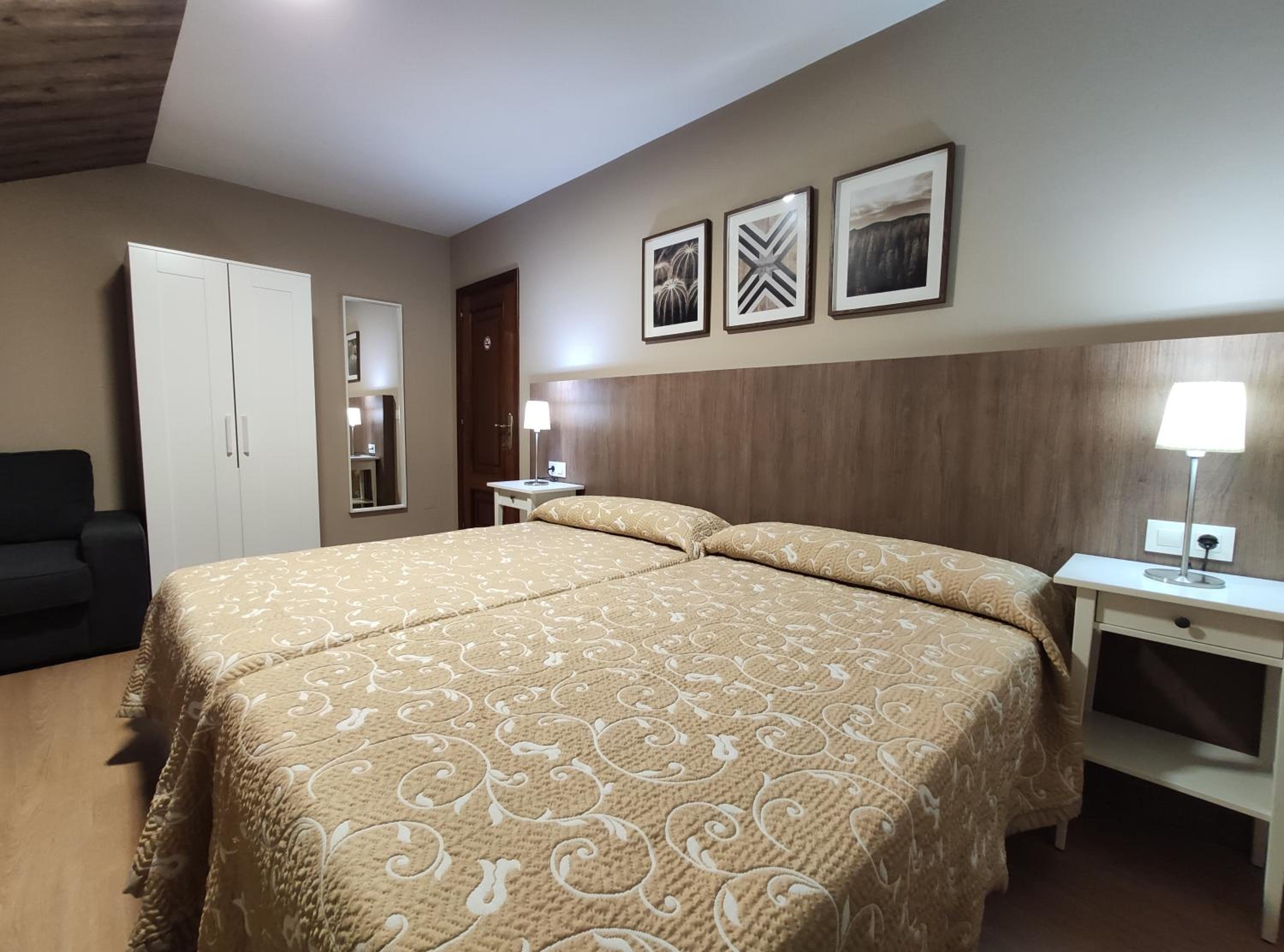 Standard Double or Twin Room - Photo 15