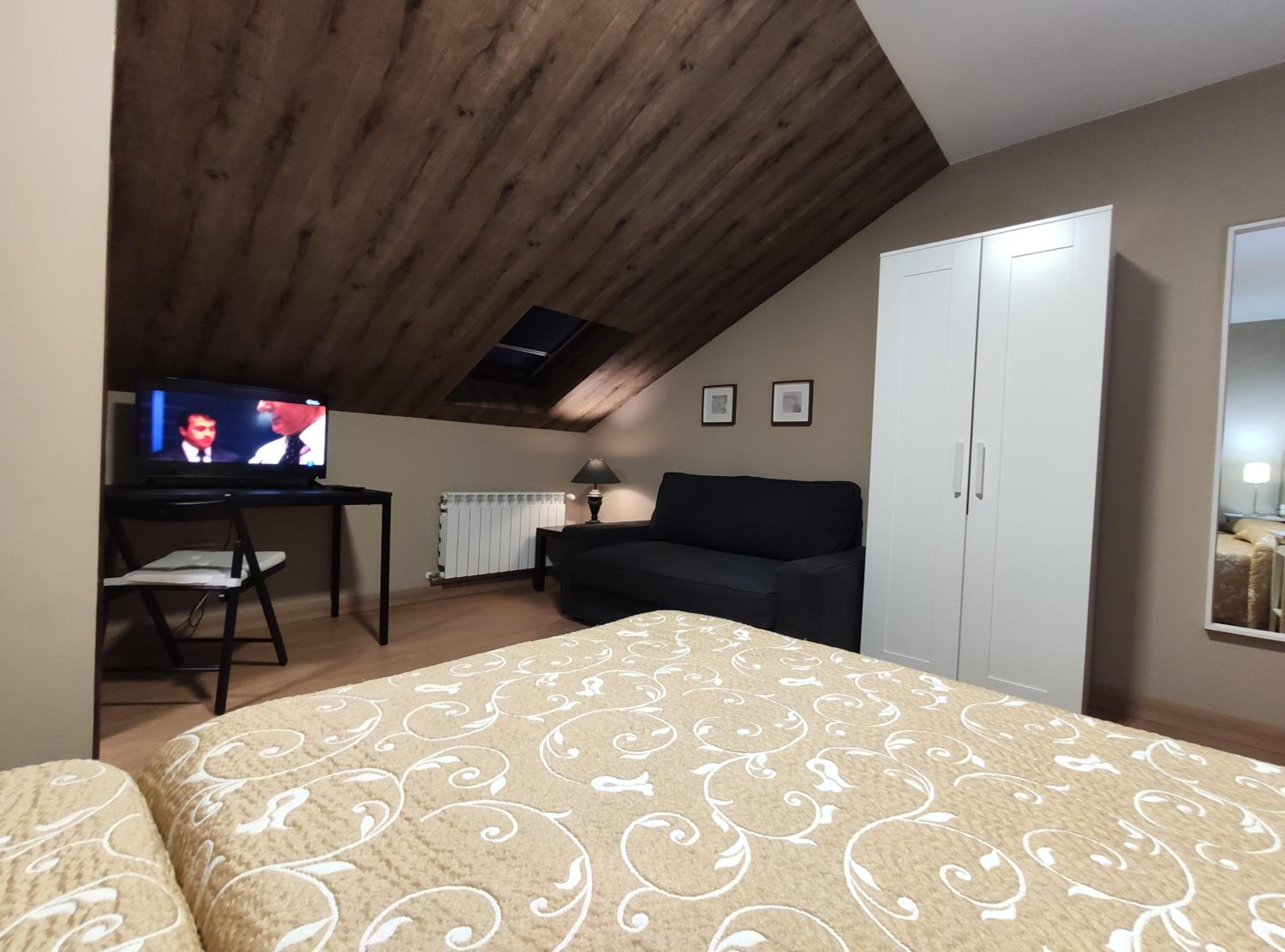 Standard Double or Twin Room - Photo 14