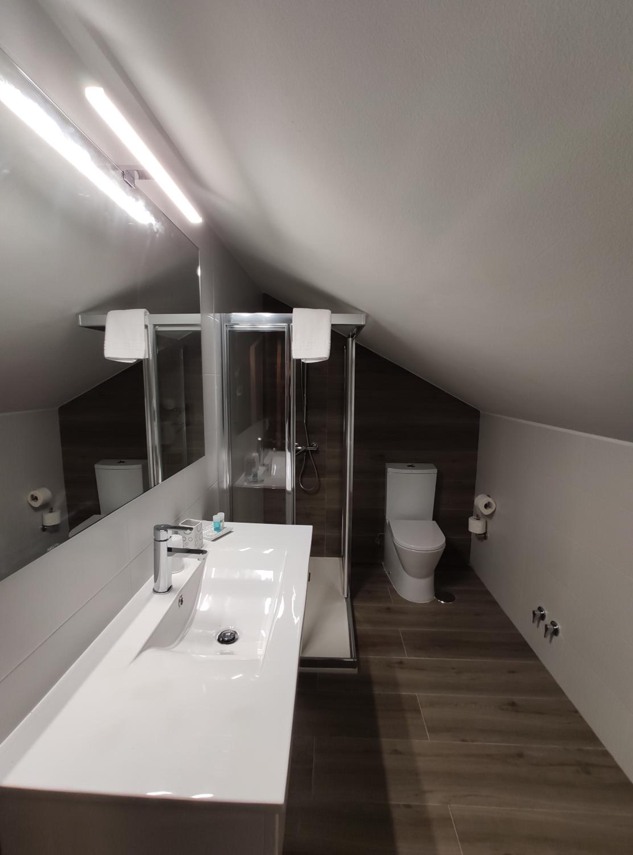 Standard Double or Twin Room - Photo 12