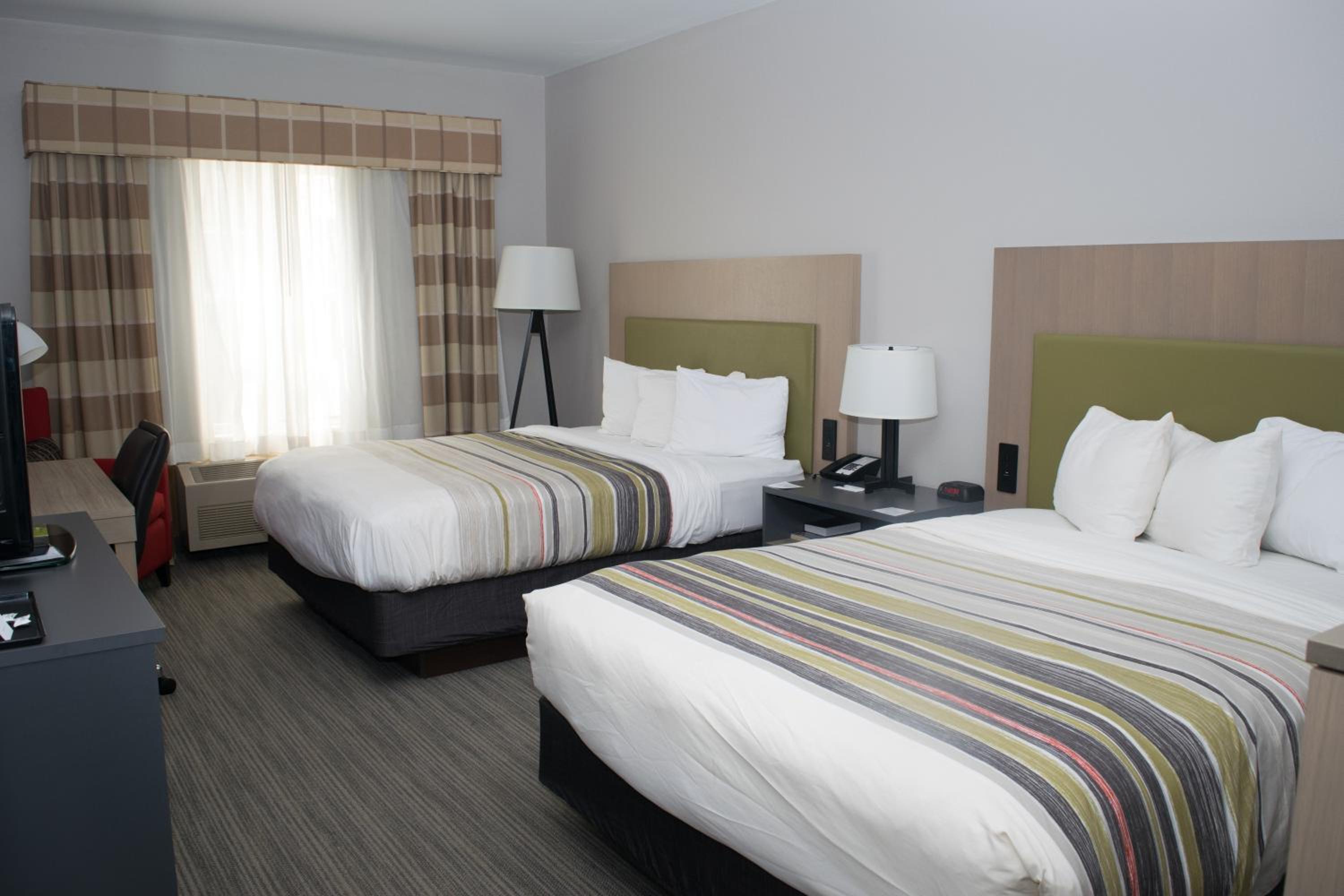 Queen Room with Two Queen Beds - Non-Smoking - Photo 3