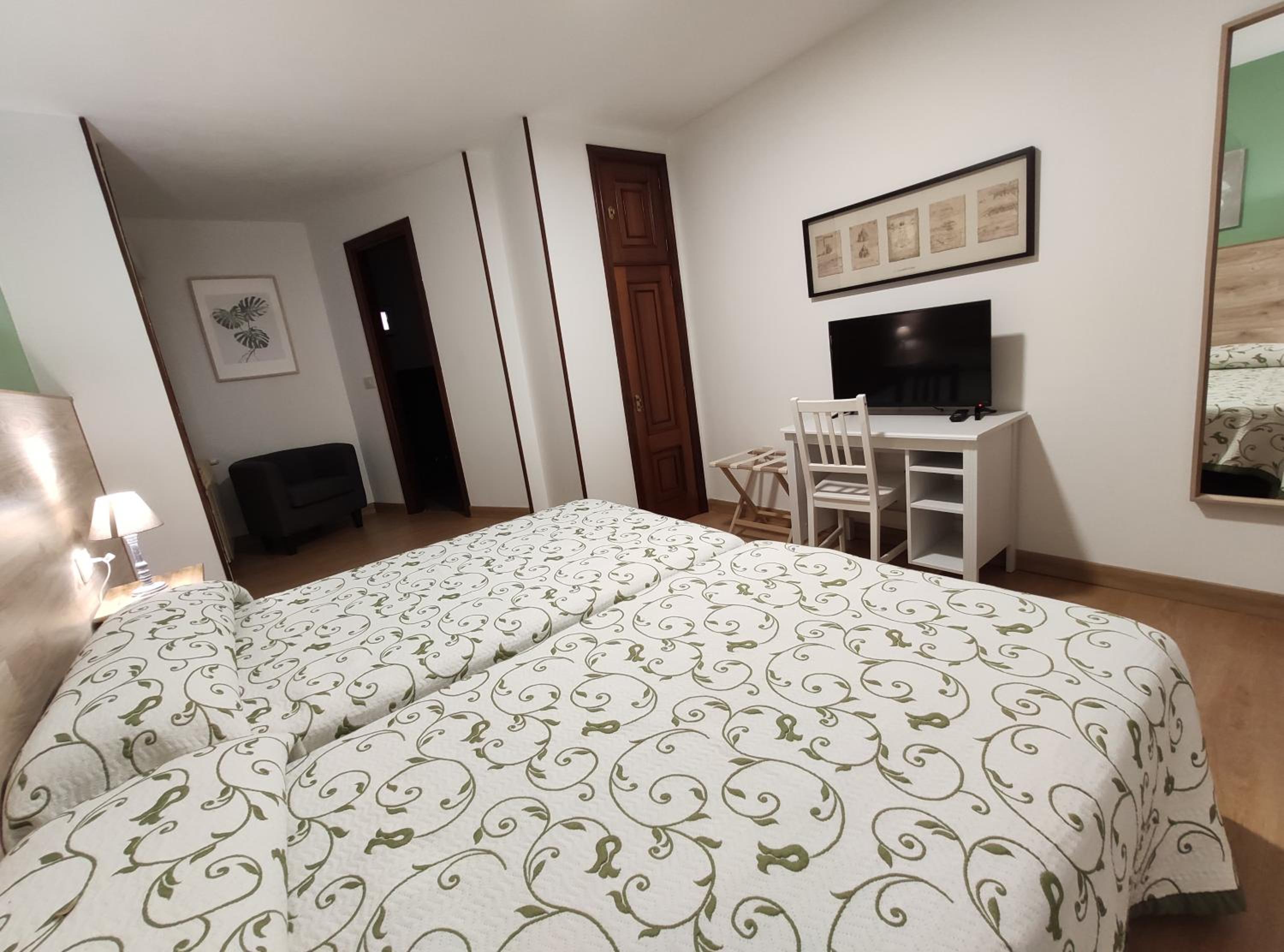 Standard Double or Twin Room - Photo 5