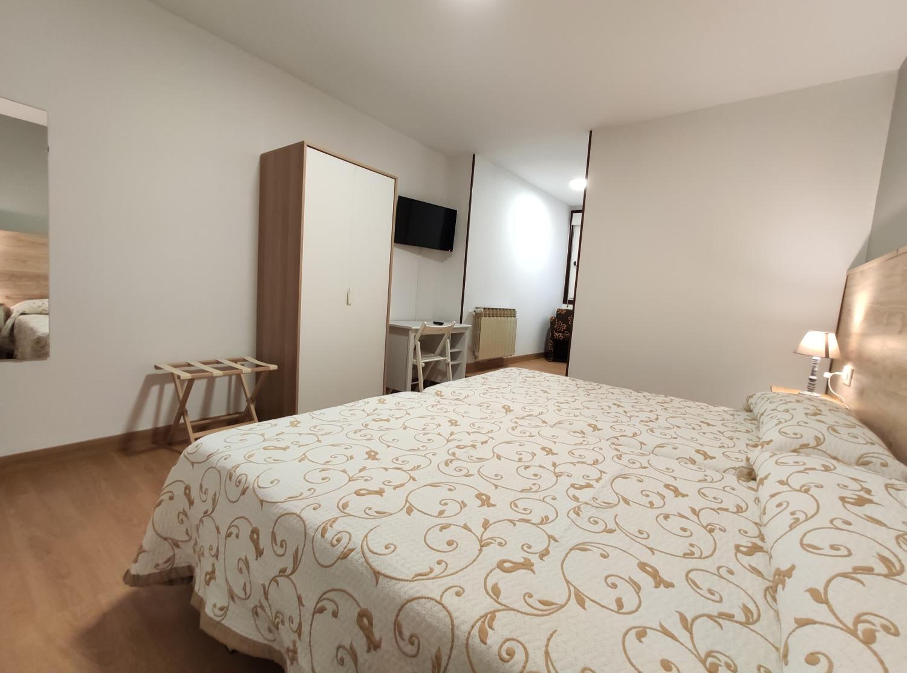 Standard Double or Twin Room - Photo 21