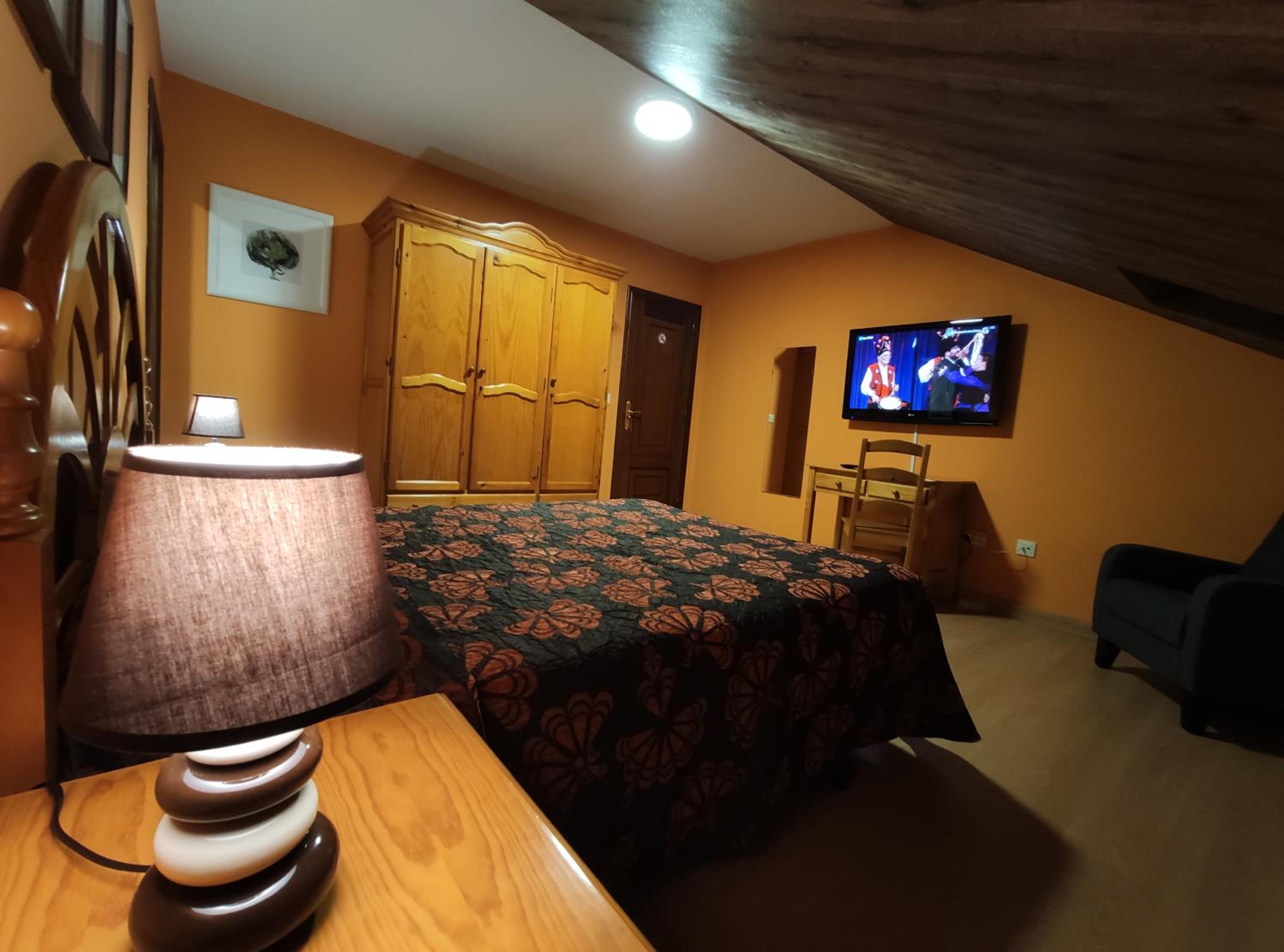 Standard Double or Twin Room - Photo 10