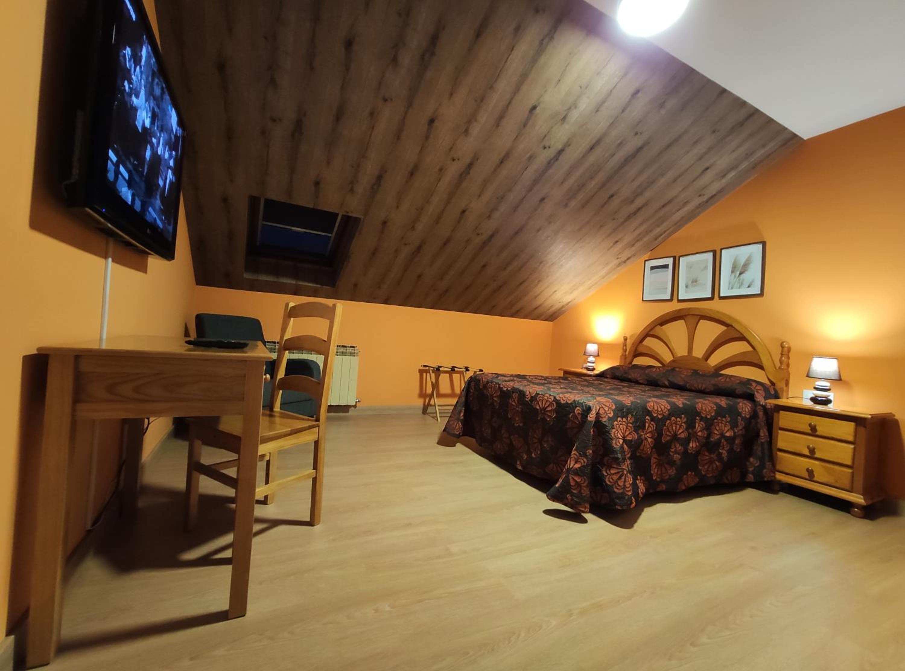 Standard Double or Twin Room - Photo 11