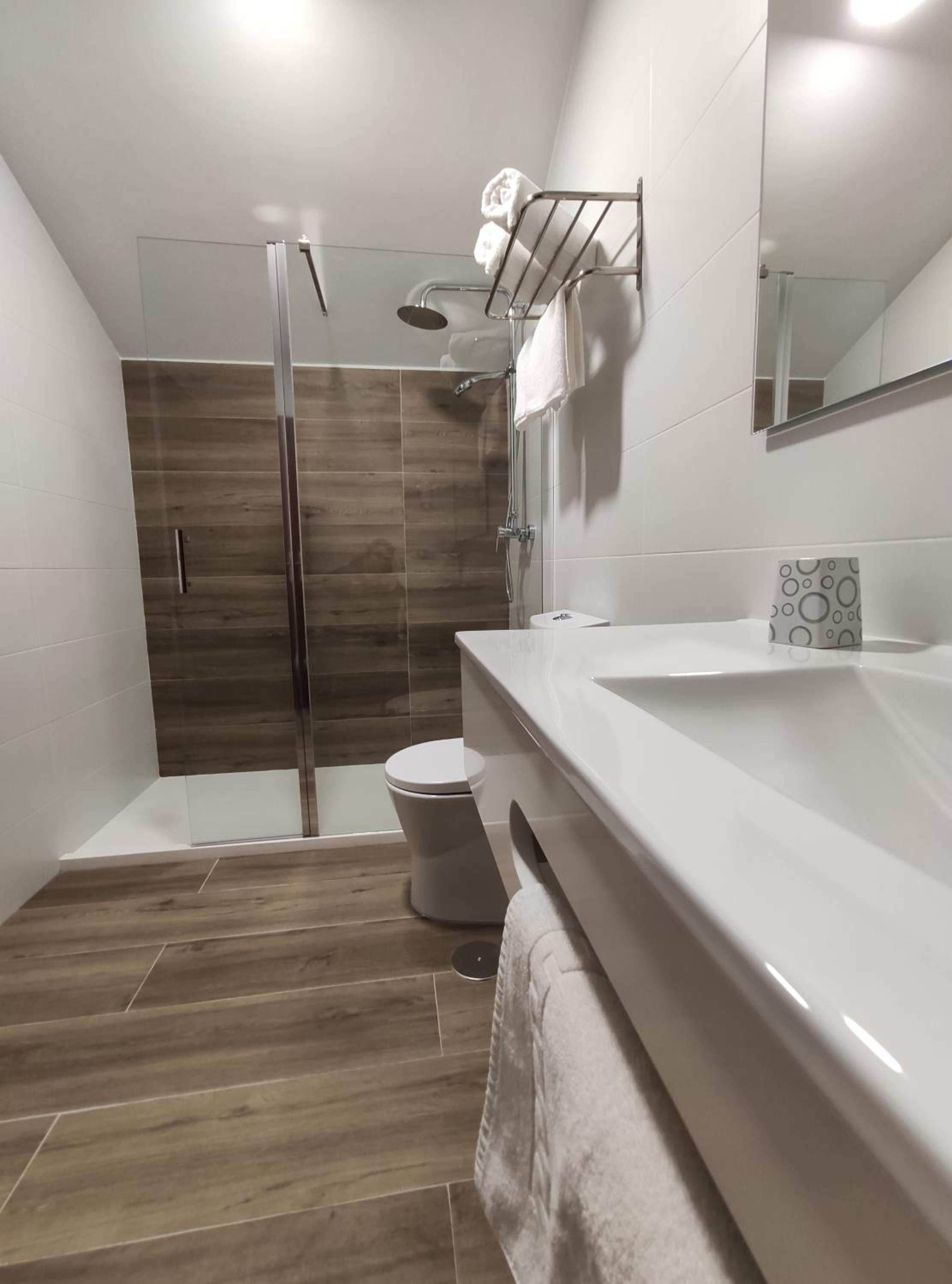 Standard Double or Twin Room - Photo 9