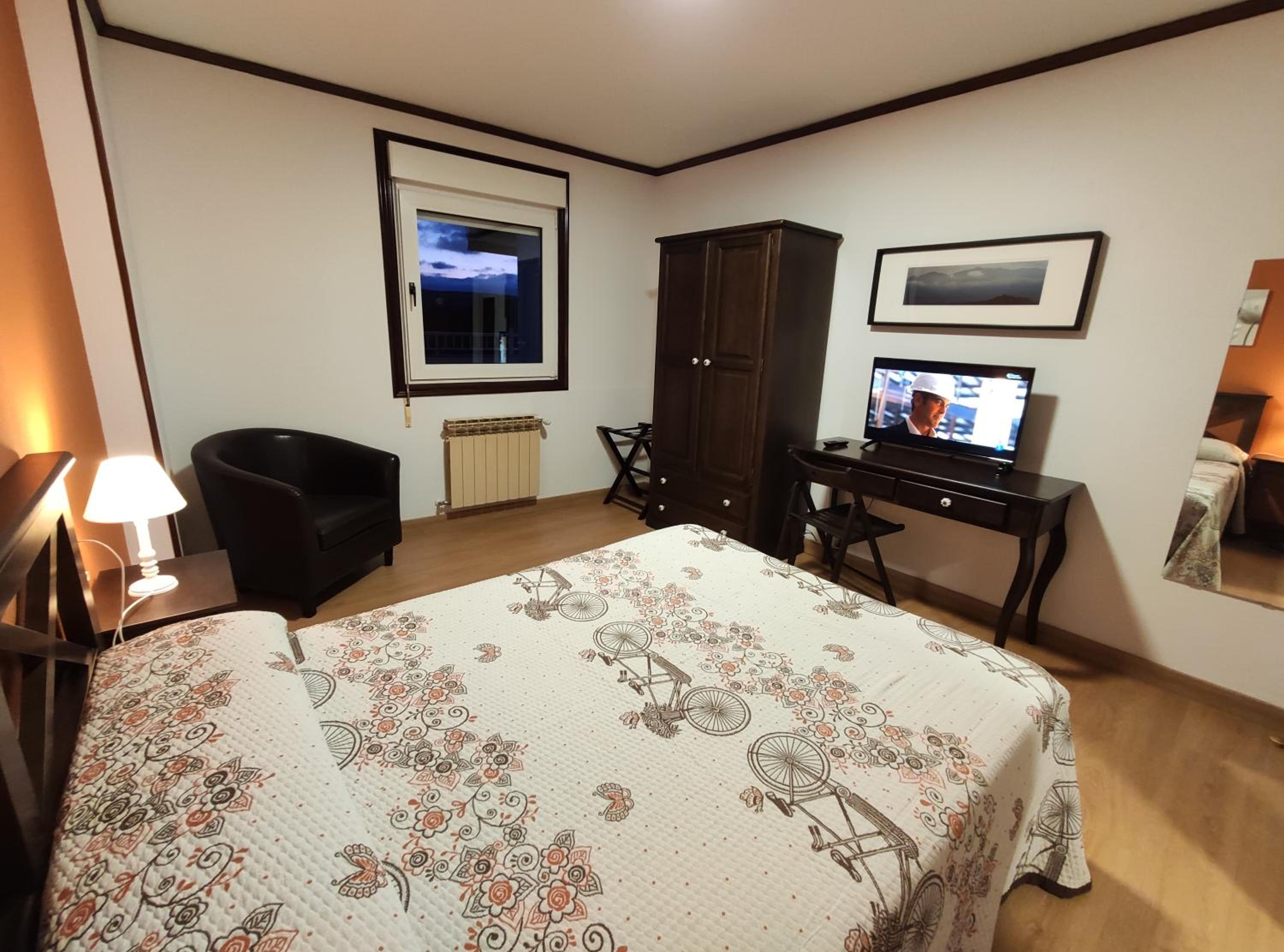 Standard Double or Twin Room - Photo 17