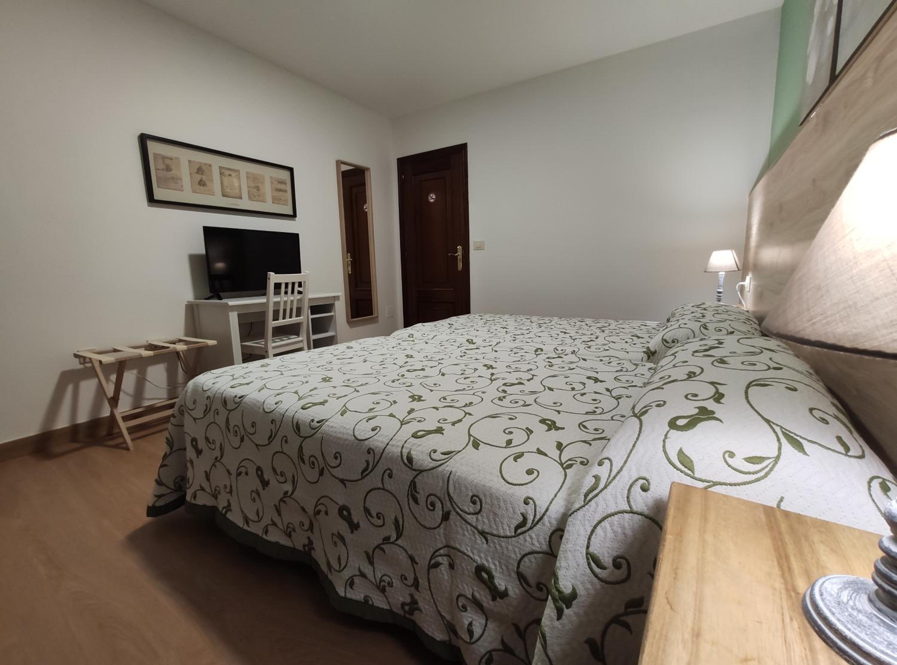 Standard Double or Twin Room - Photo 4