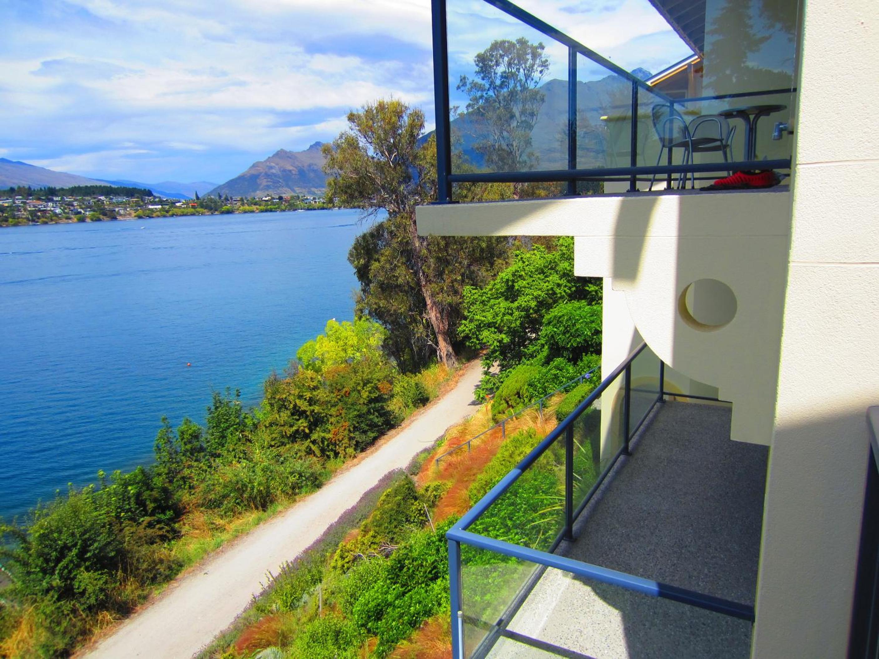 Lakefront Three-Bedroom Villa - Photo 2