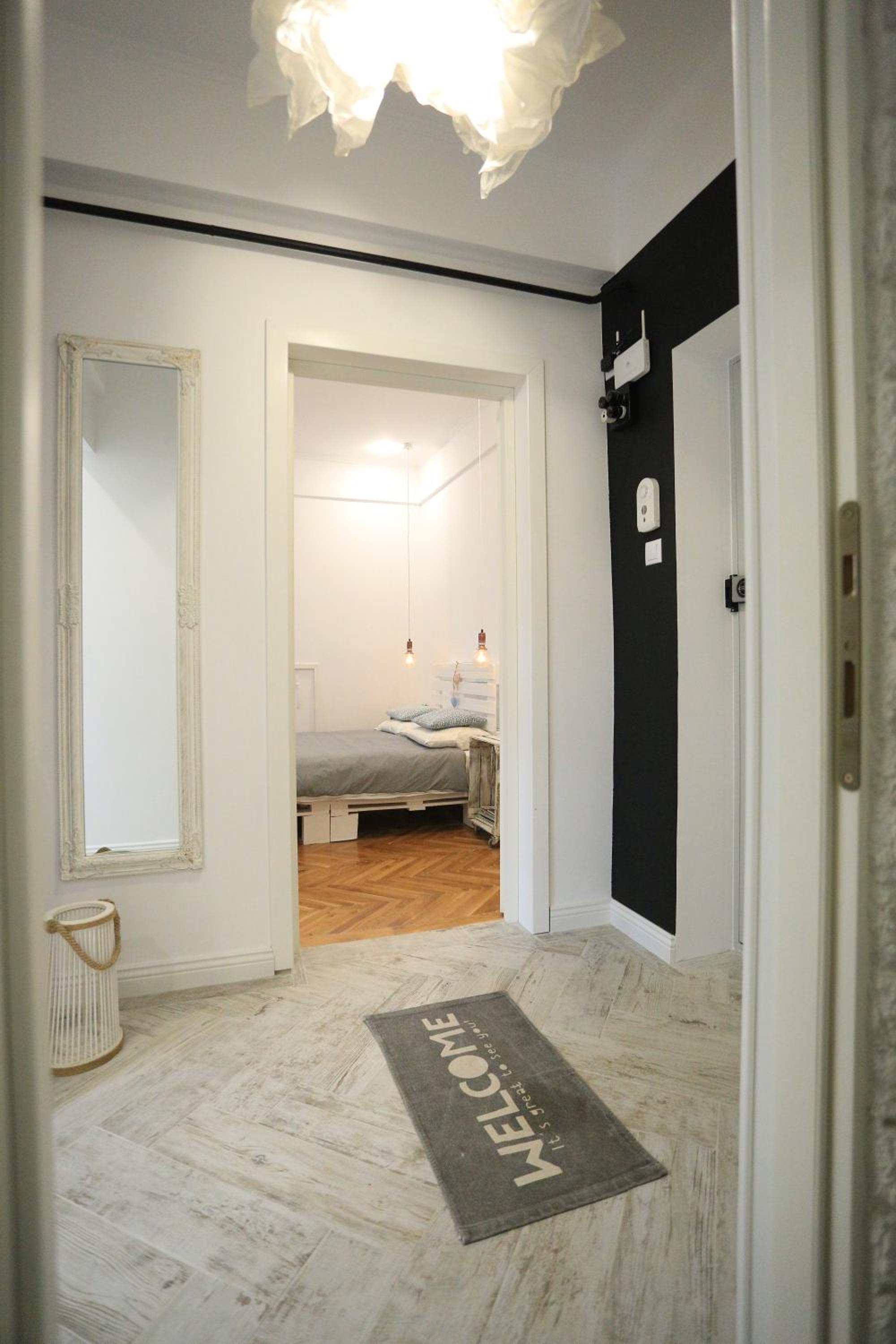 One-Bedroom Apartment photo 1