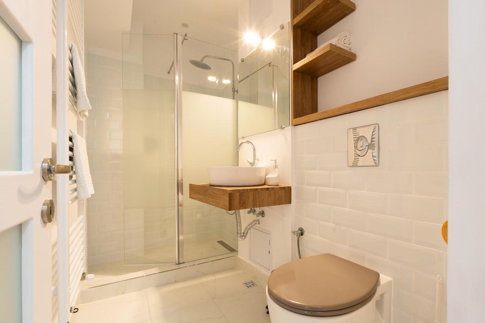 One-Bedroom Apartment - Photo 2