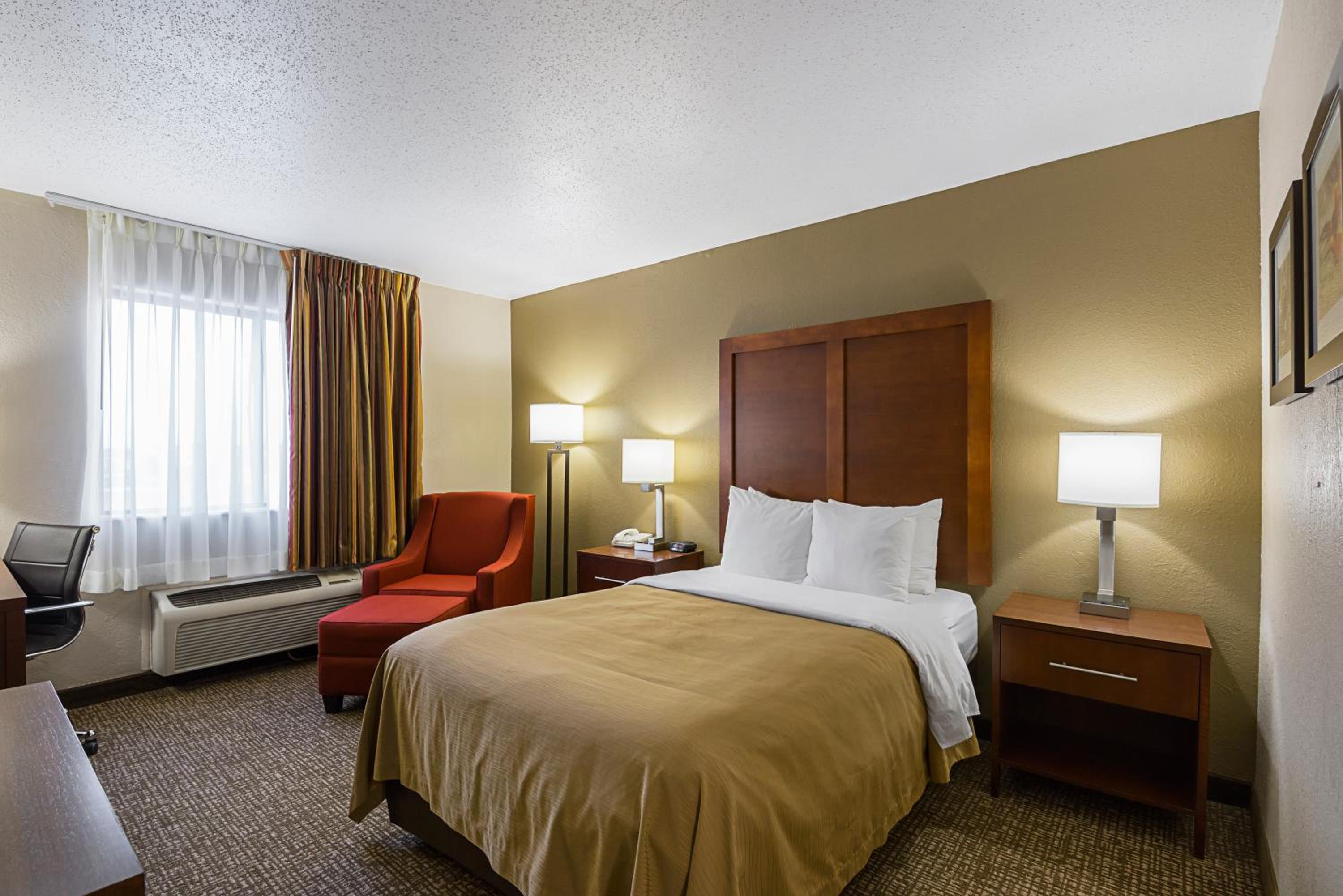Double Room - Accessible/Non-Smoking - Photo 1