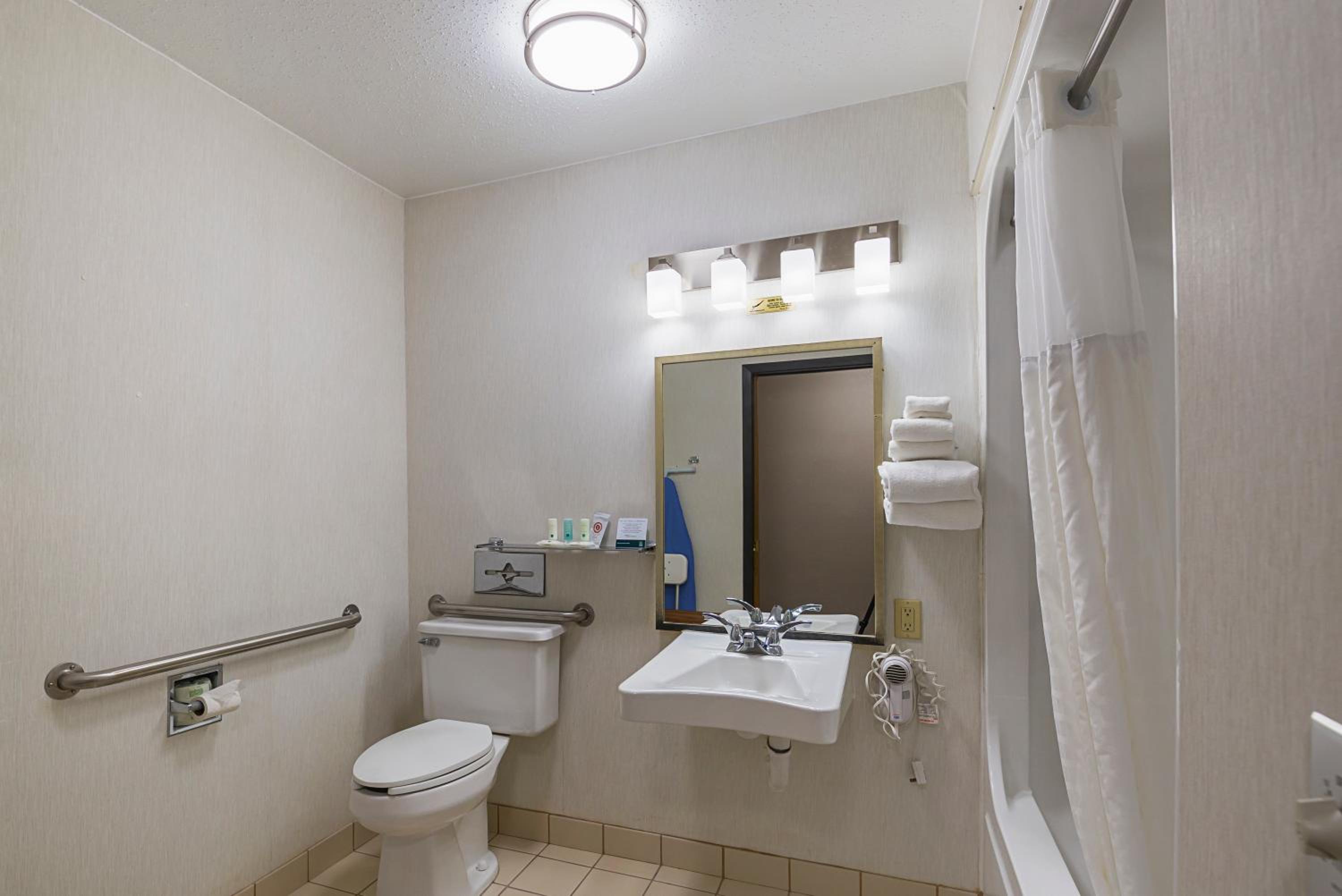 Double Room - Accessible/Non-Smoking - Photo 3
