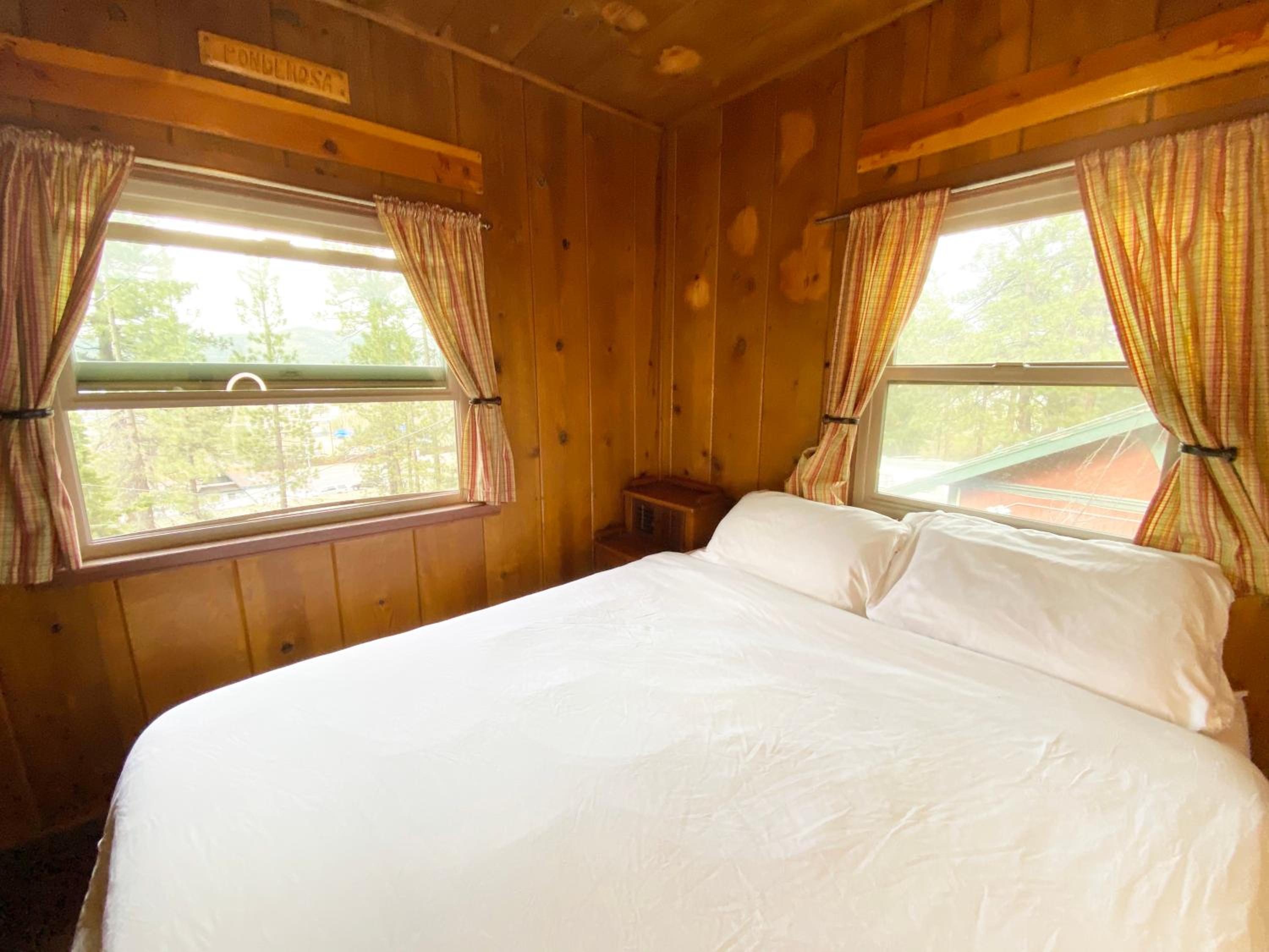 Private Queen Room with Shared Bathroom photo 2