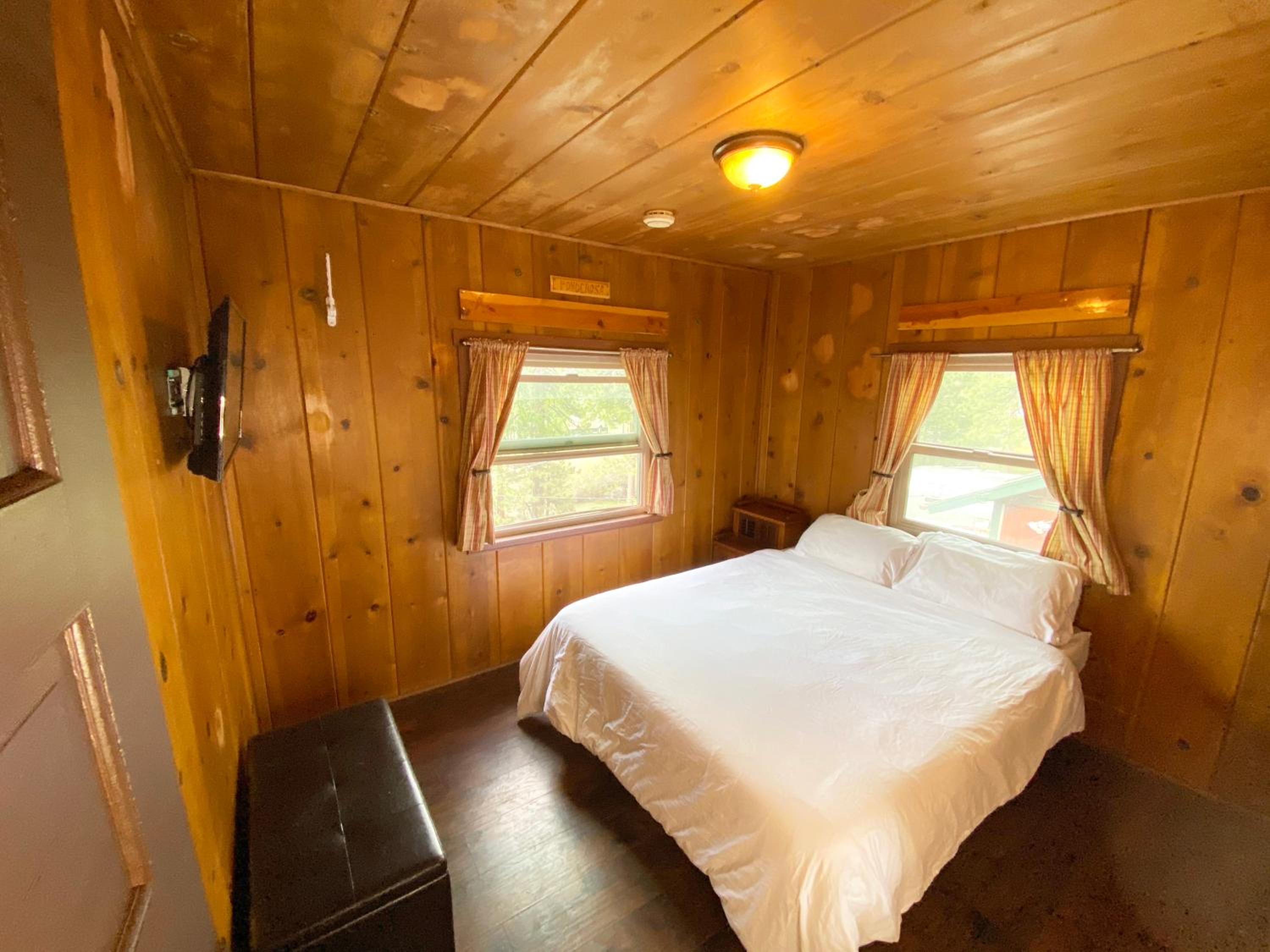 Private Queen Room with Shared Bathroom photo 1