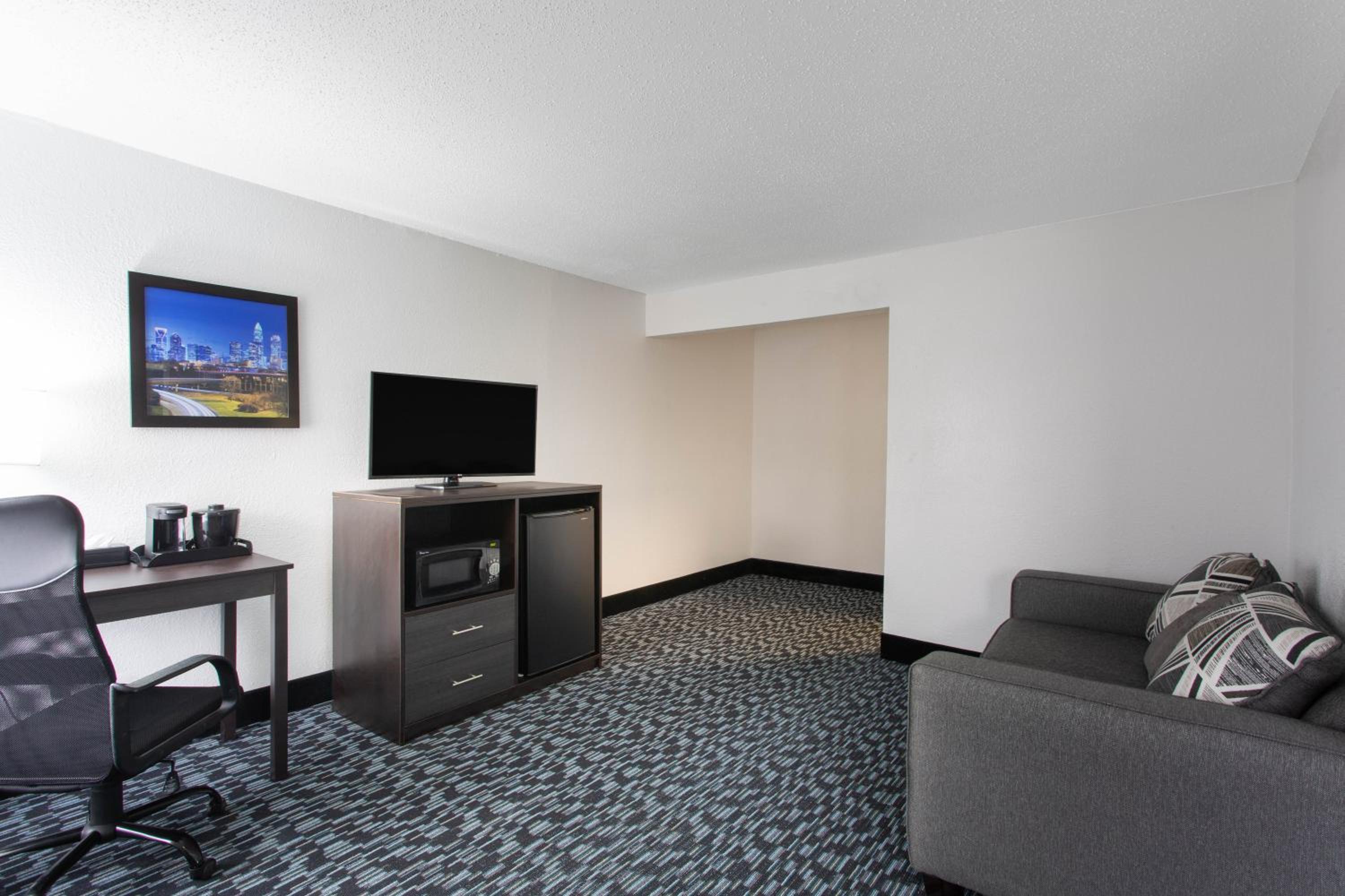 Deluxe King Suite - Non-Smoking