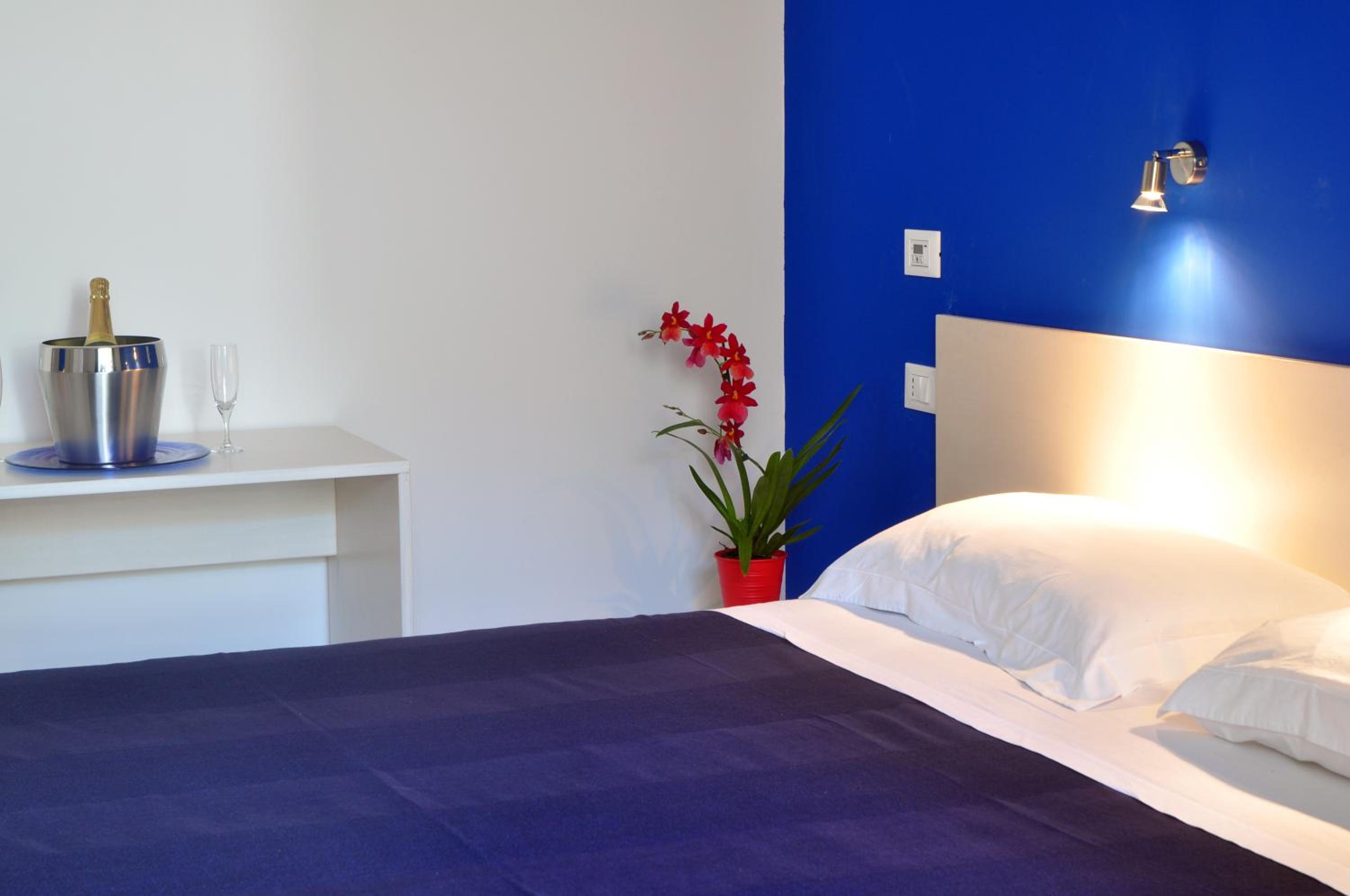 Double Room with Balcony - Photo 5