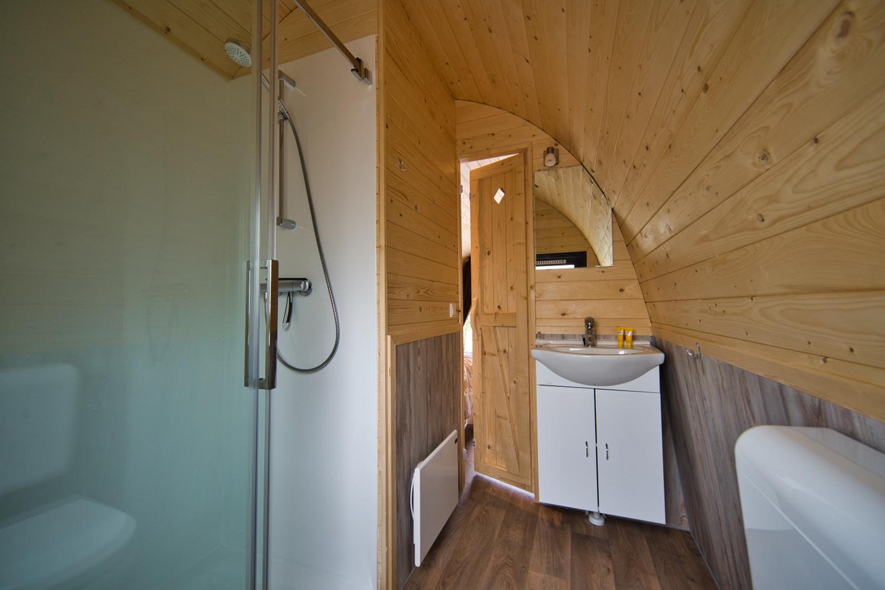 Quadruple Room with Lake View - Photo 6