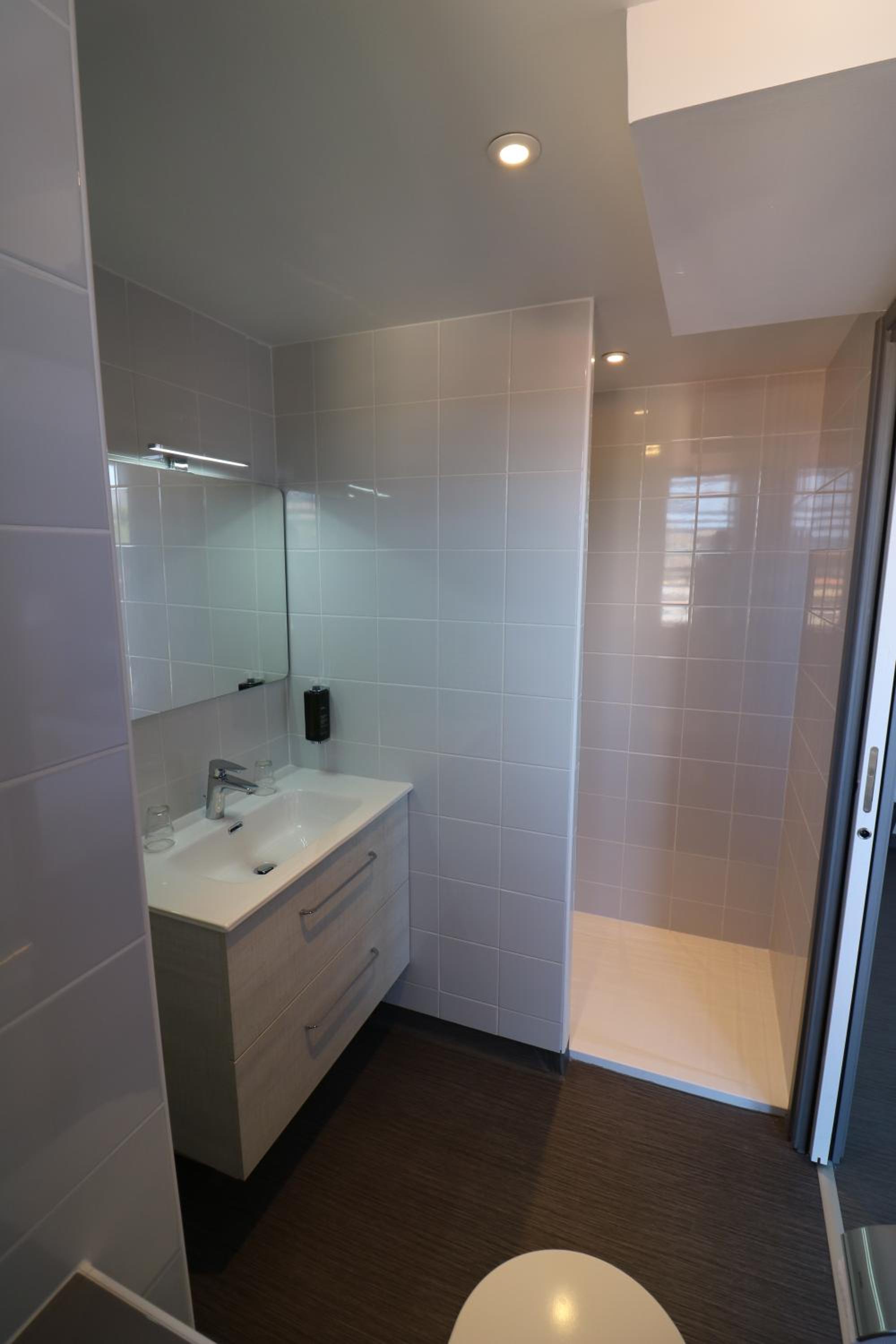 Double Room with Balcony - Photo 10