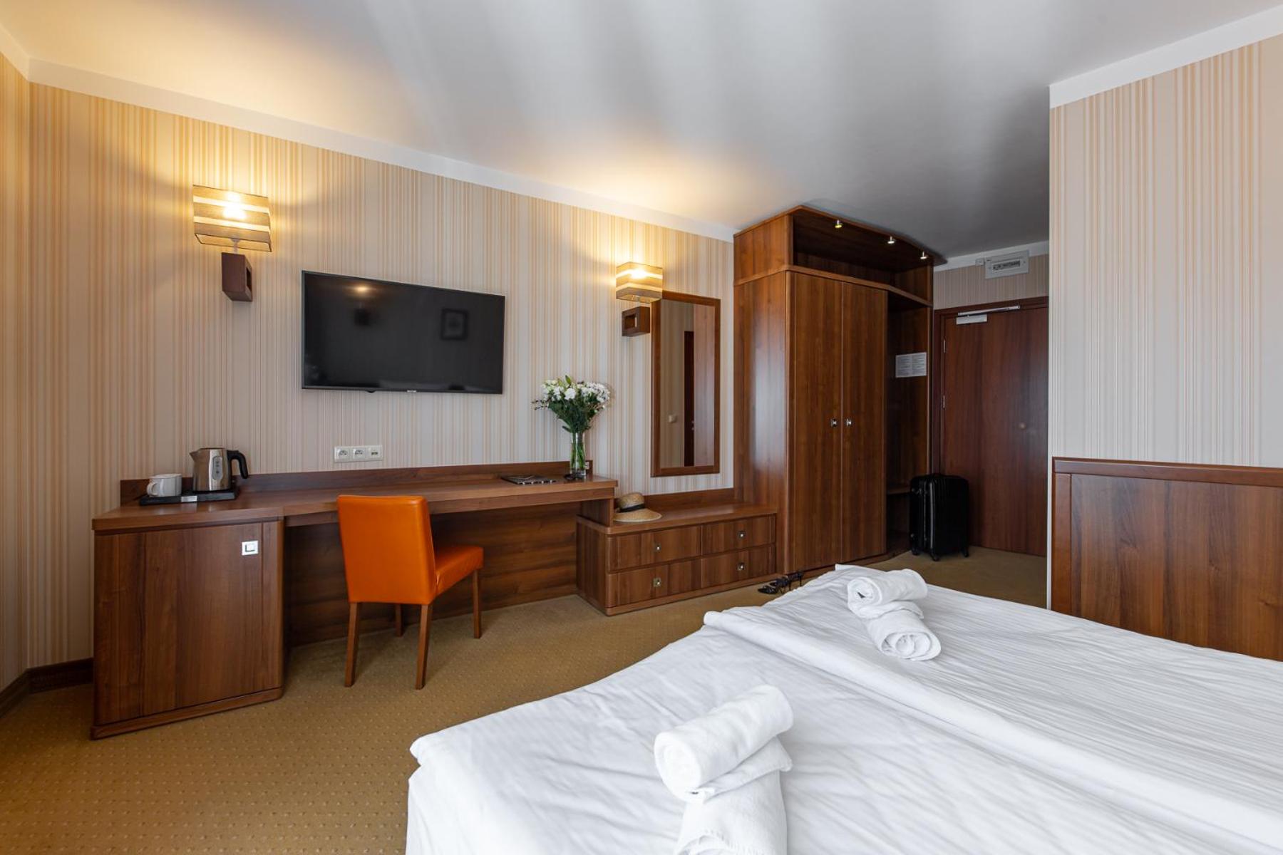 Double or Twin Room - Photo 9