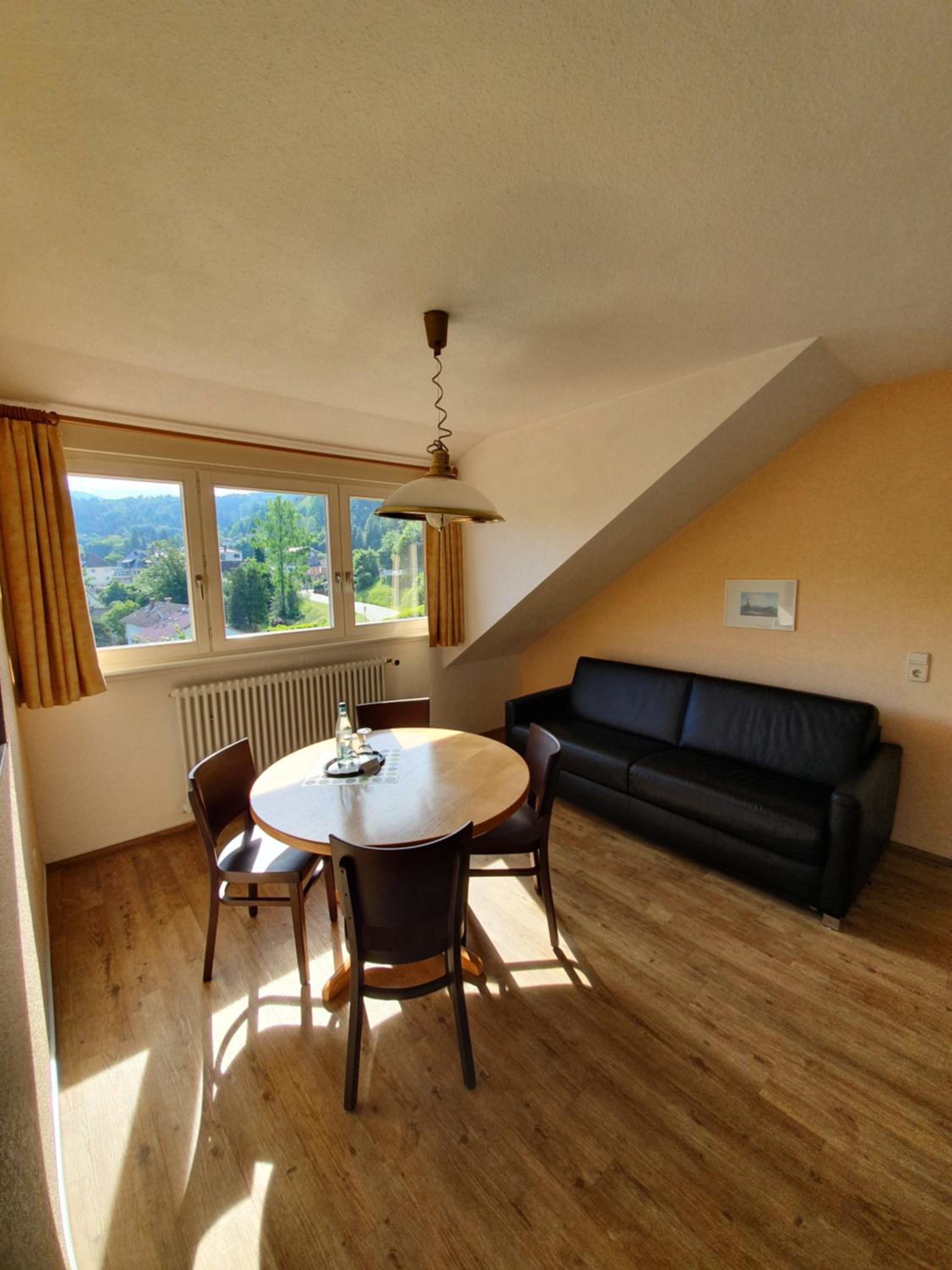 Family Room (2 Adults + 2 Children) - Photo 3