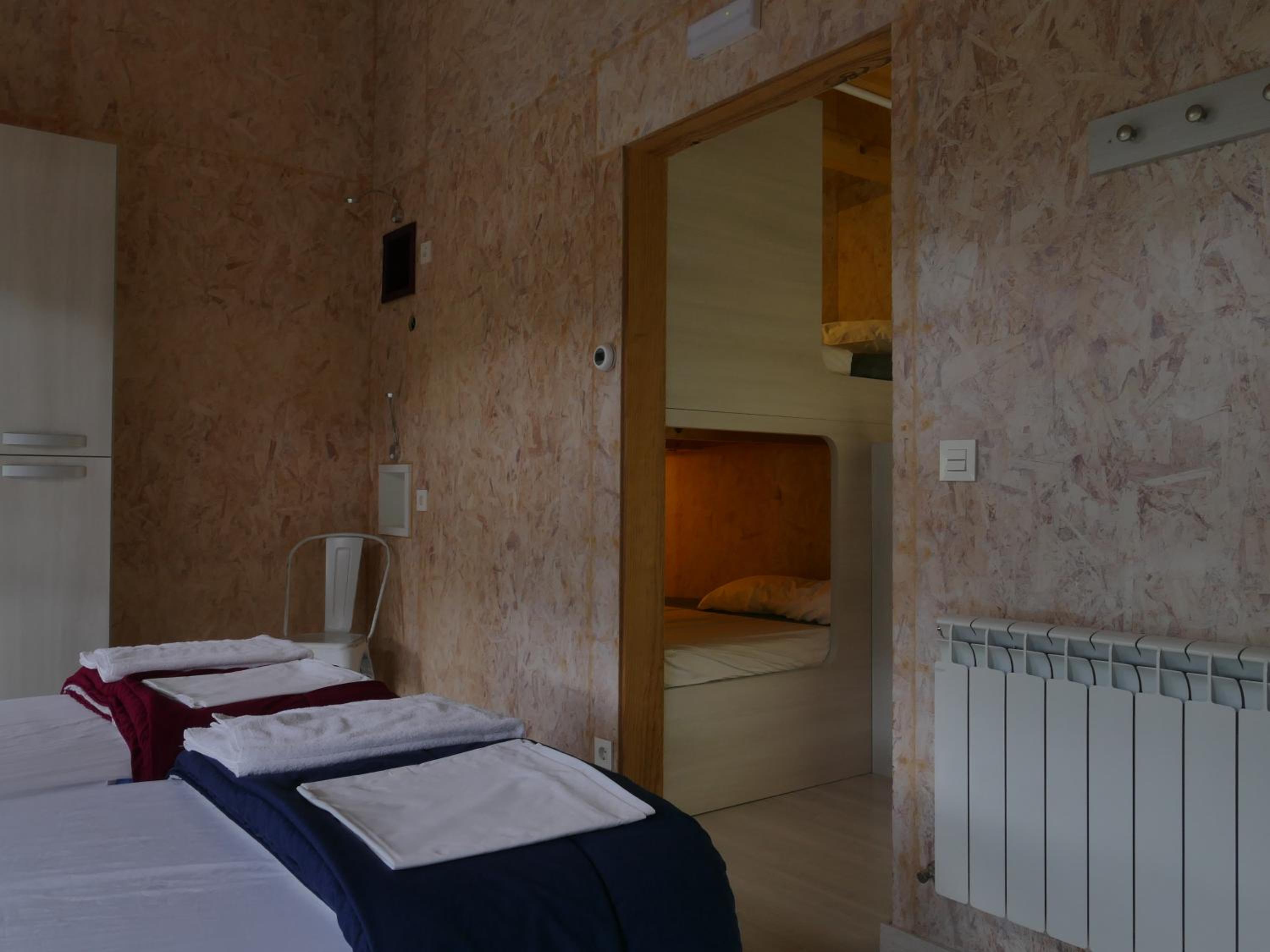Cama individual en habitación compartida femenina