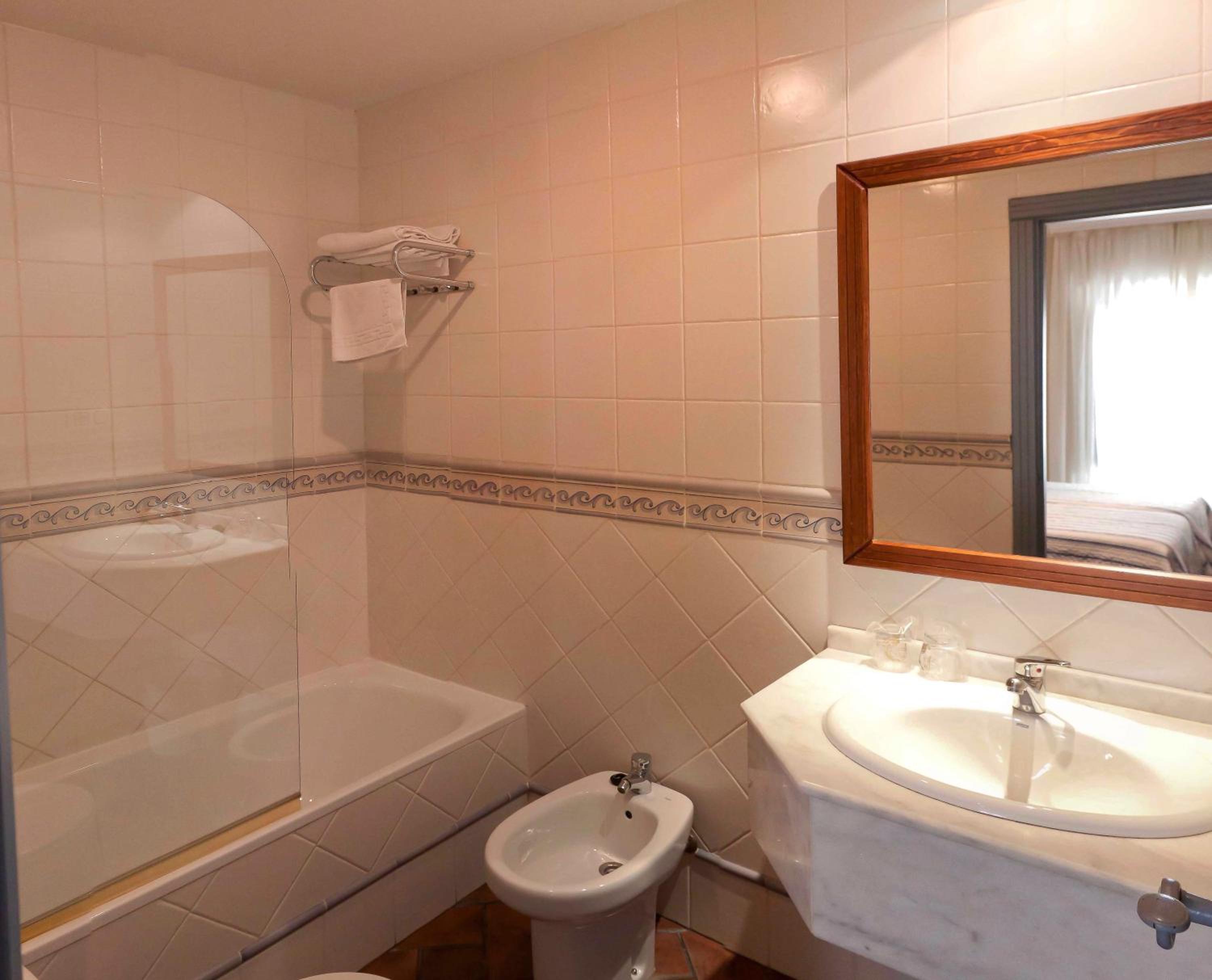 Double or Twin Room - Photo 10