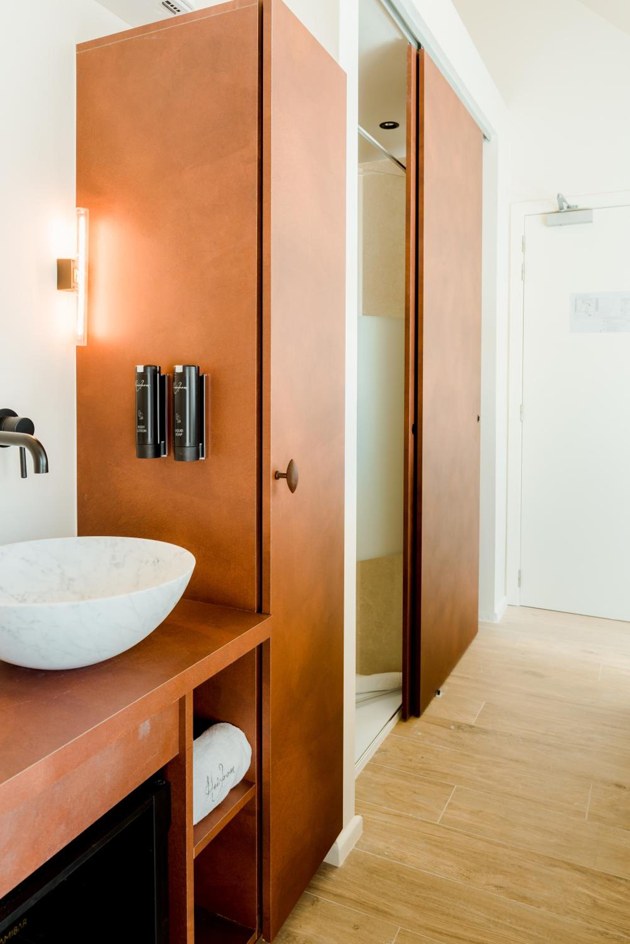 Tiny Room with Balcony photo 3