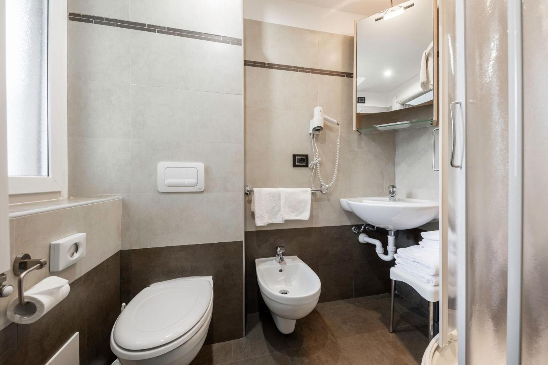 Standard Twin Room - Photo 4