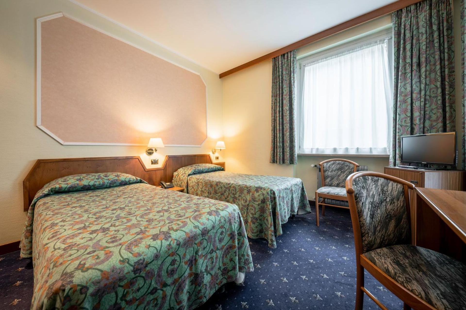 Standard Twin Room - Photo 3