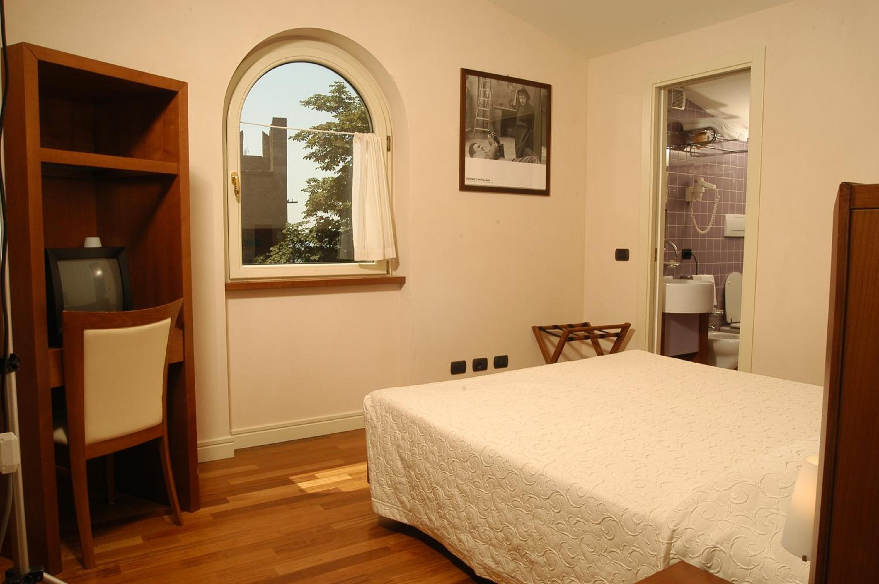 Deluxe Double or Twin Room - Photo 11