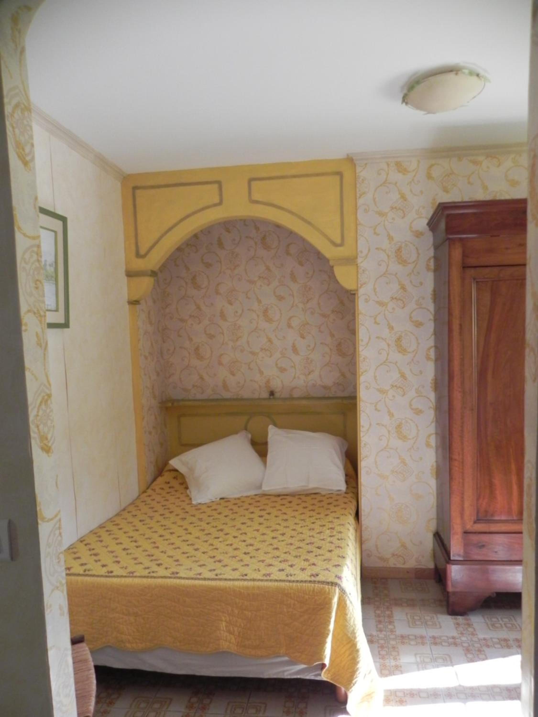 Deluxe Double Room with Bath - Photo 1