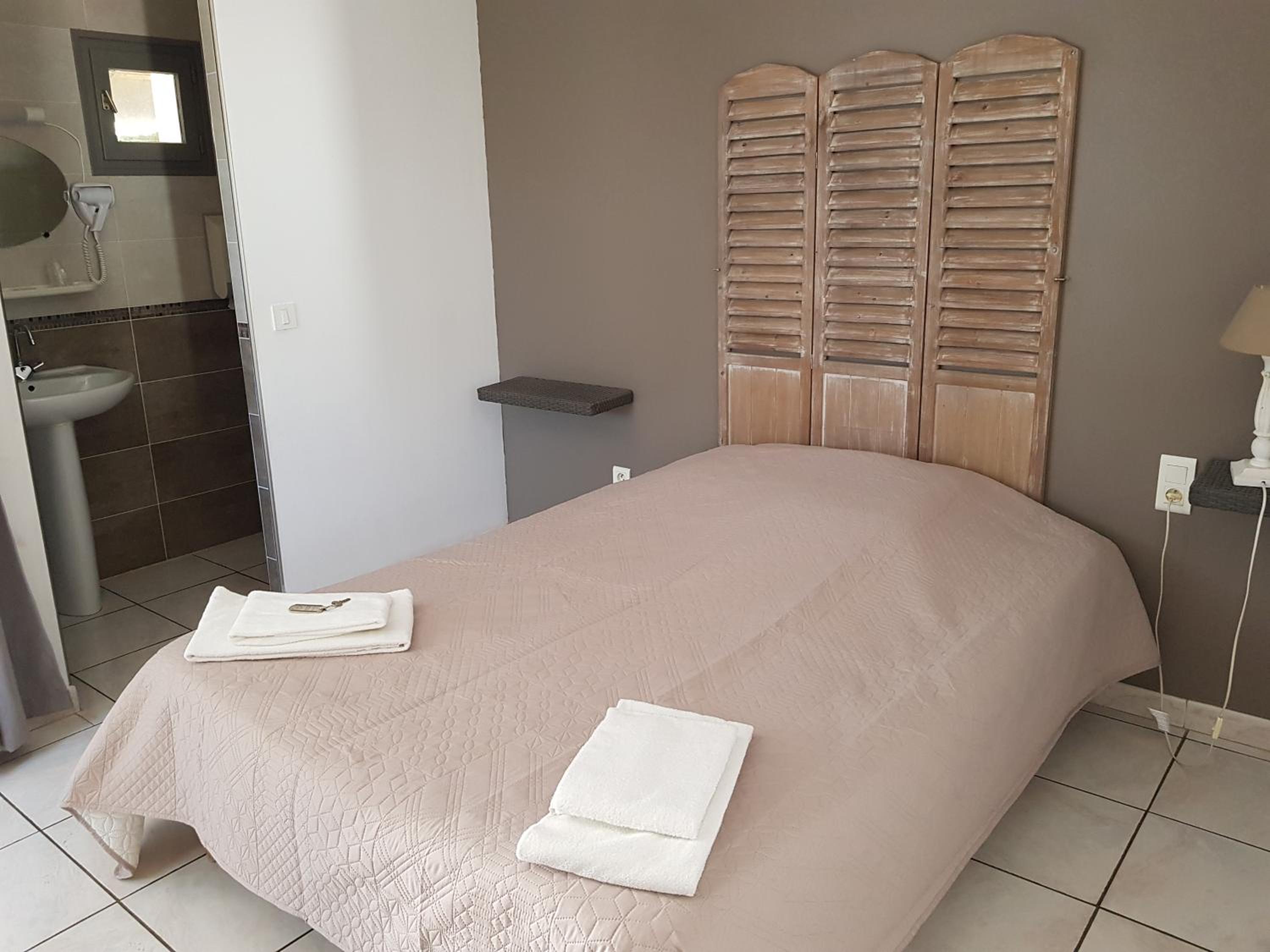 Double Room - Photo 8
