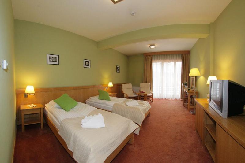 Standard Double or Twin Room - Photo 6