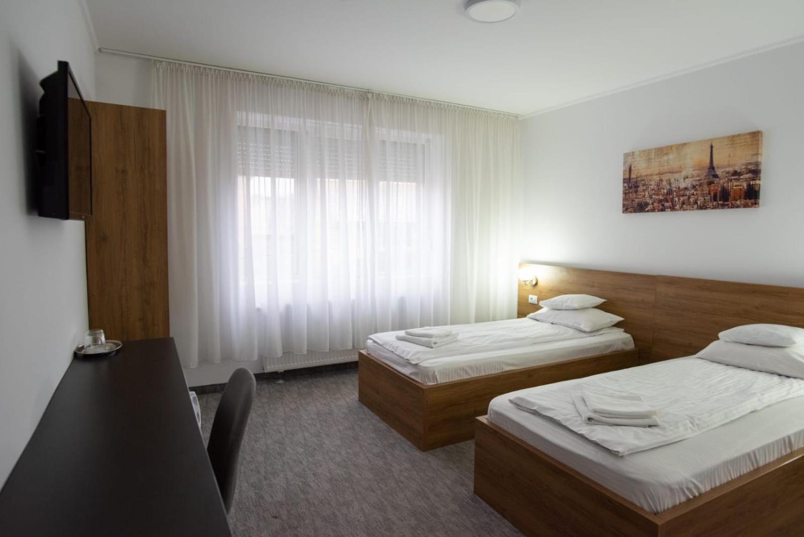 Standard Twin Room - Photo 7