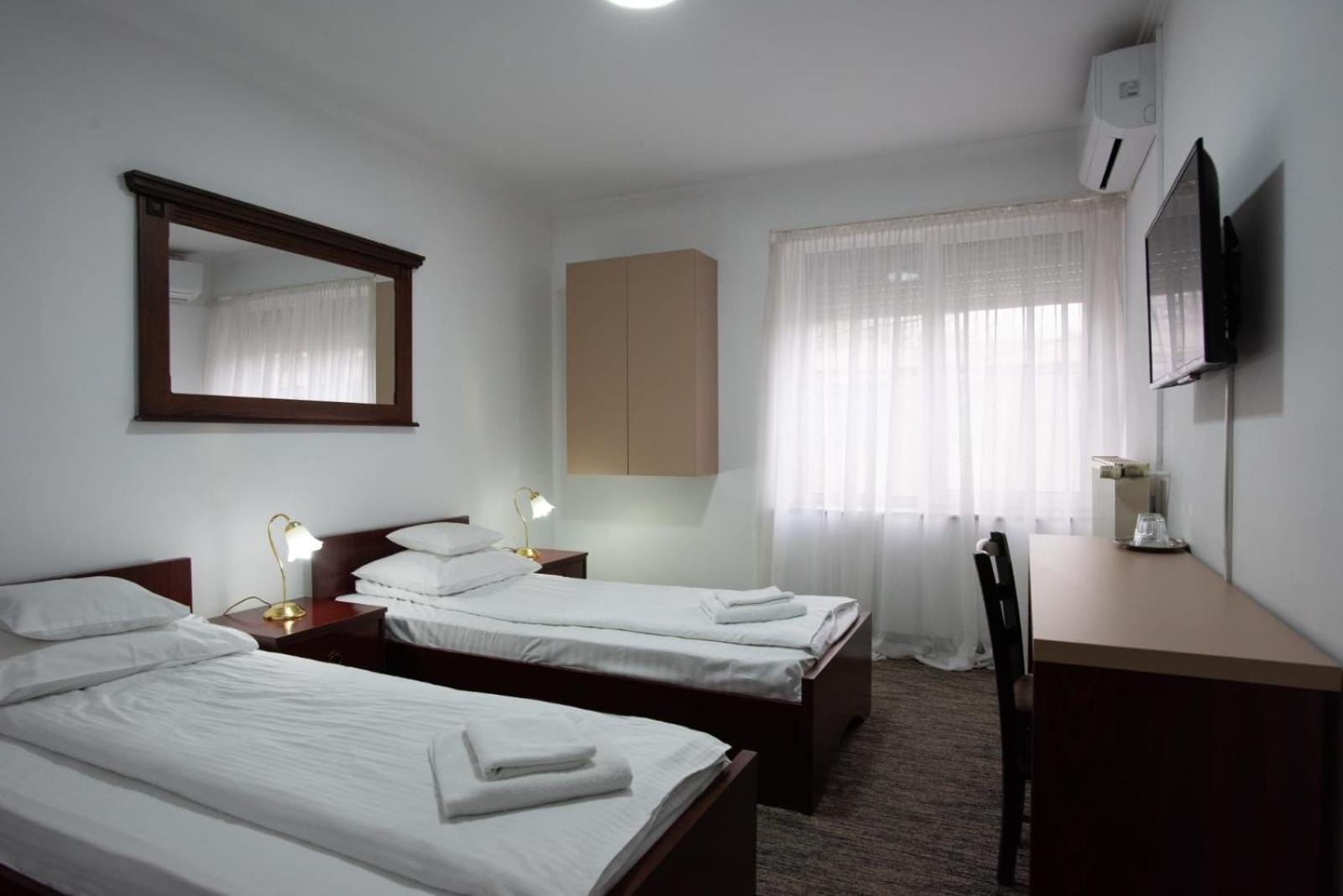 Standard Twin Room - Photo 6