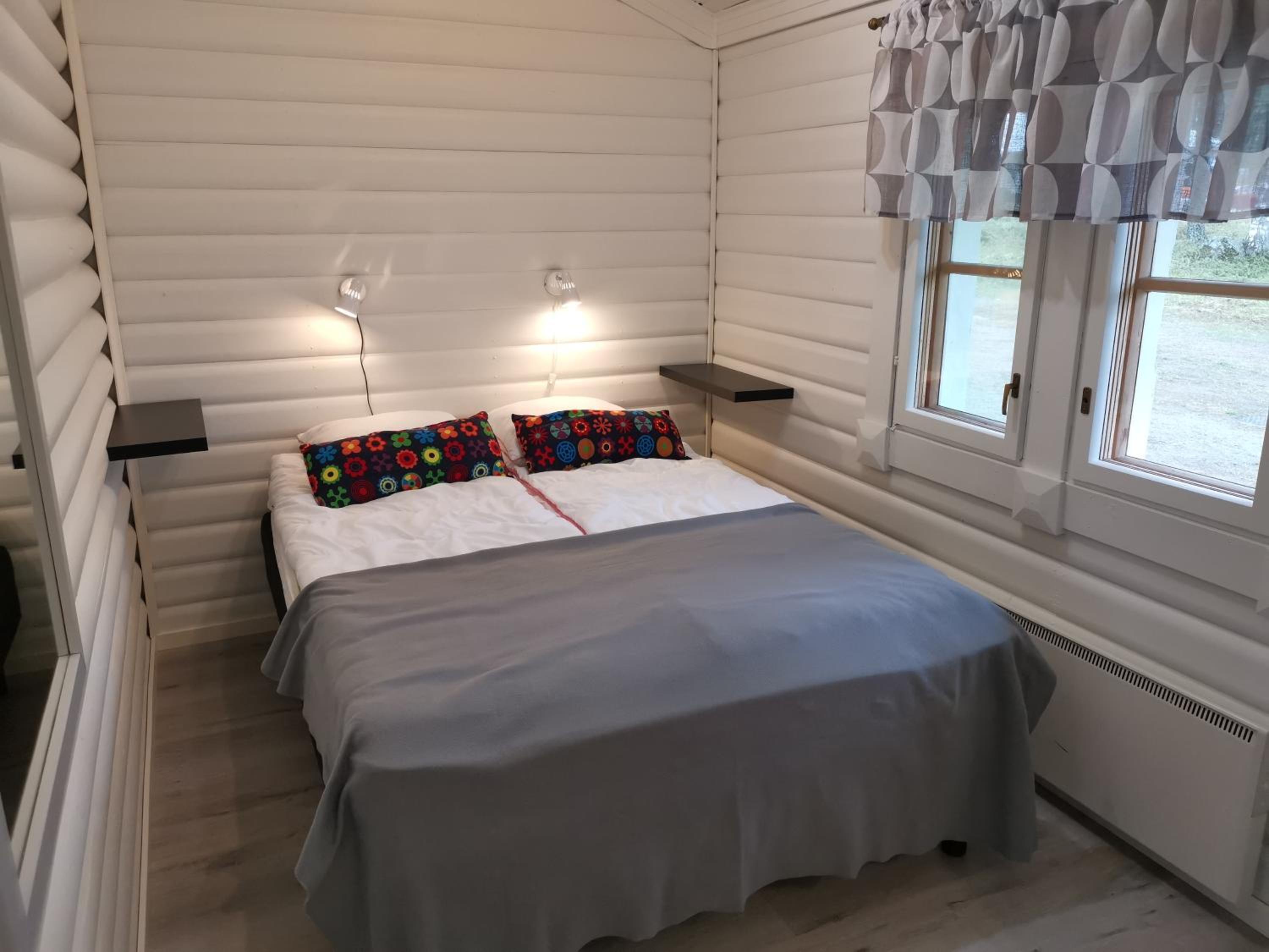 Two-Bedroom Cottage with Lake View  photo 3