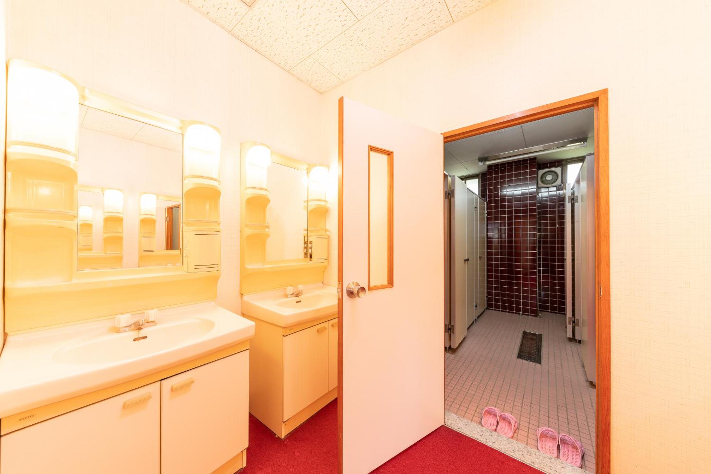 Family Room with Shared Bathroom photo 2
